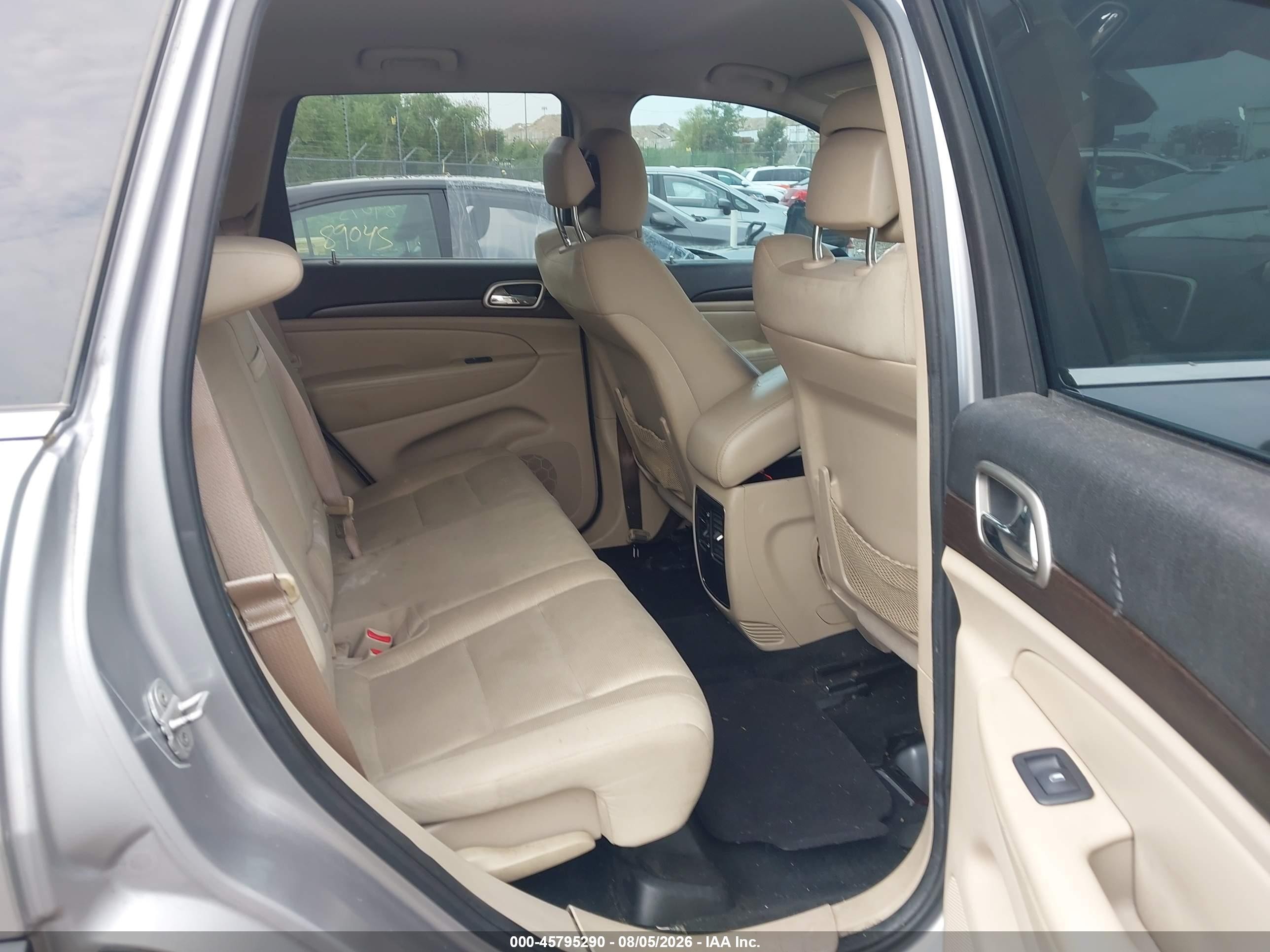 2014 Jeep Grand Cherokee Laredo Silver vin: 1C4RJEAG4EC207123