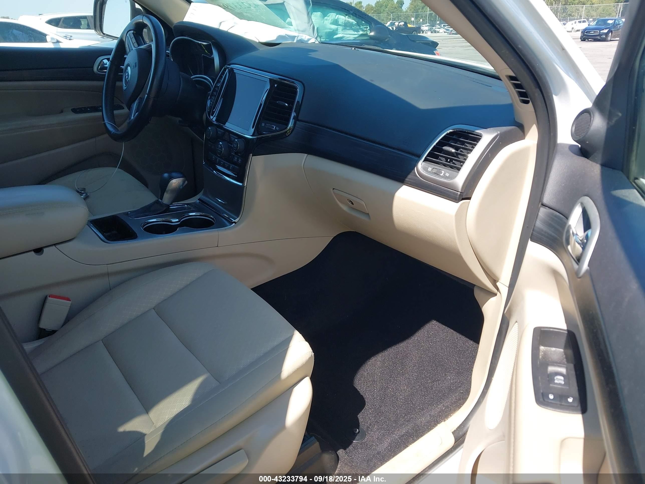 2022 Jeep Grand Cherokee Wk Laredo E 4x2 Белый vin: 1C4RJEAG4NC171305