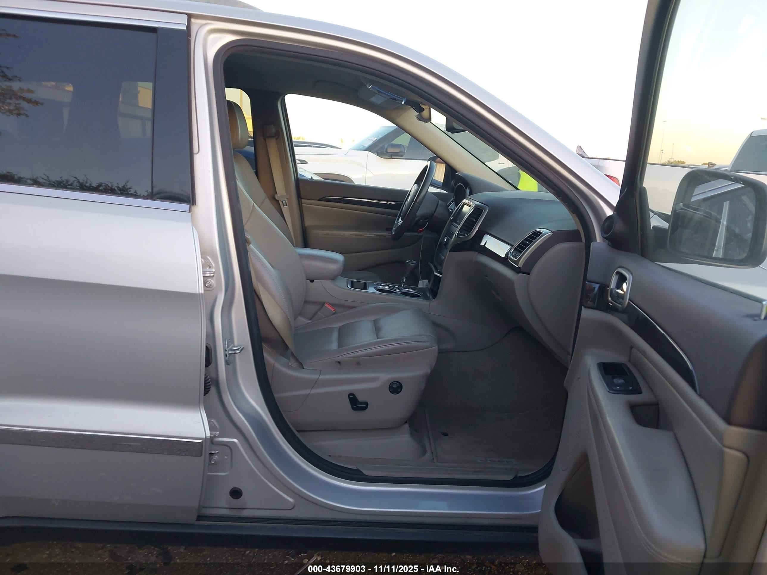 2012 Jeep Grand Cherokee Laredo Silver vin: 1C4RJEAG5CC104015