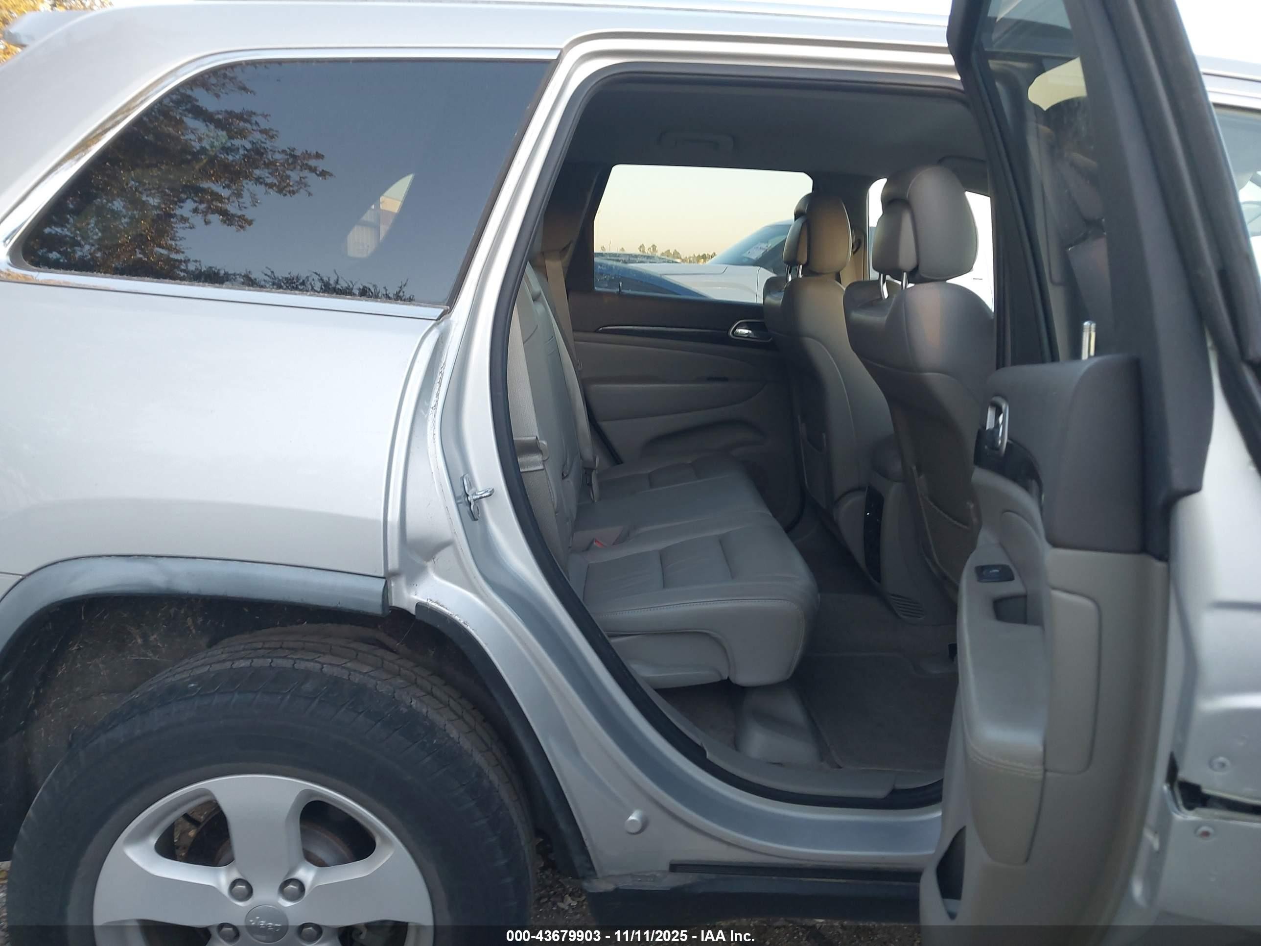 2012 Jeep Grand Cherokee Laredo Silver vin: 1C4RJEAG5CC104015