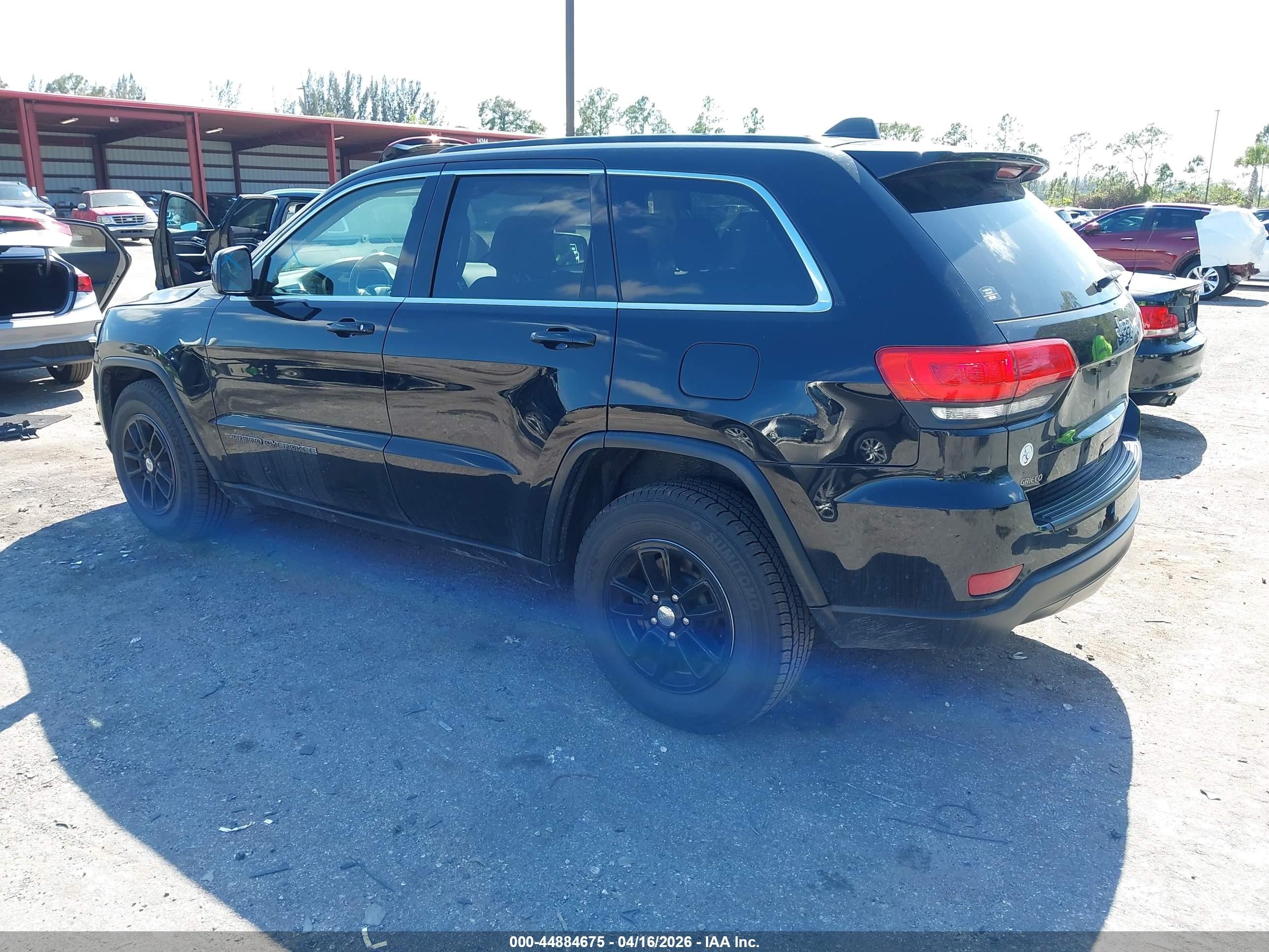 2018 Jeep Grand Cherokee Laredo 4x2 Черный vin: 1C4RJEAG5JC300730