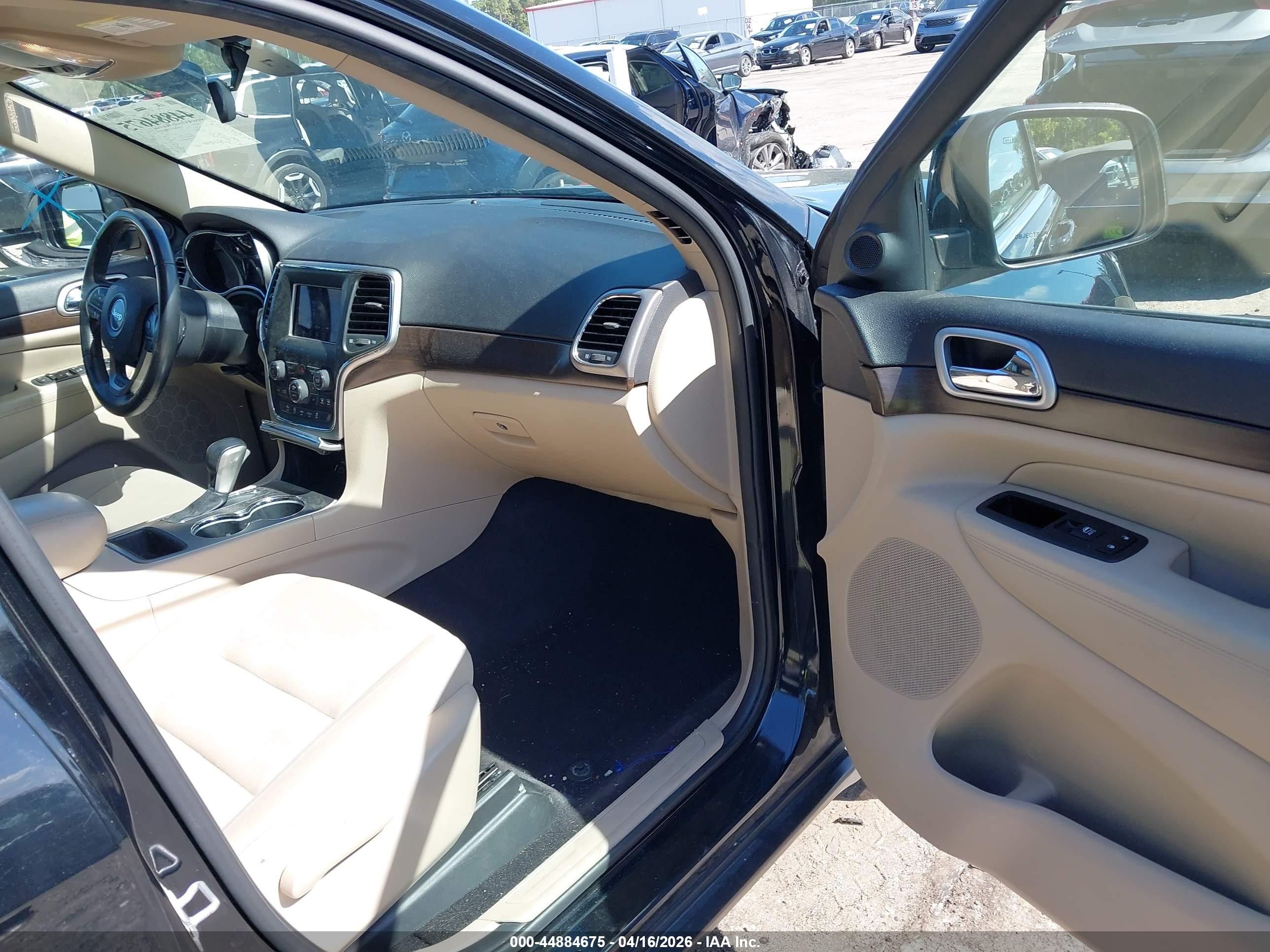 2018 Jeep Grand Cherokee Laredo 4x2 Черный vin: 1C4RJEAG5JC300730