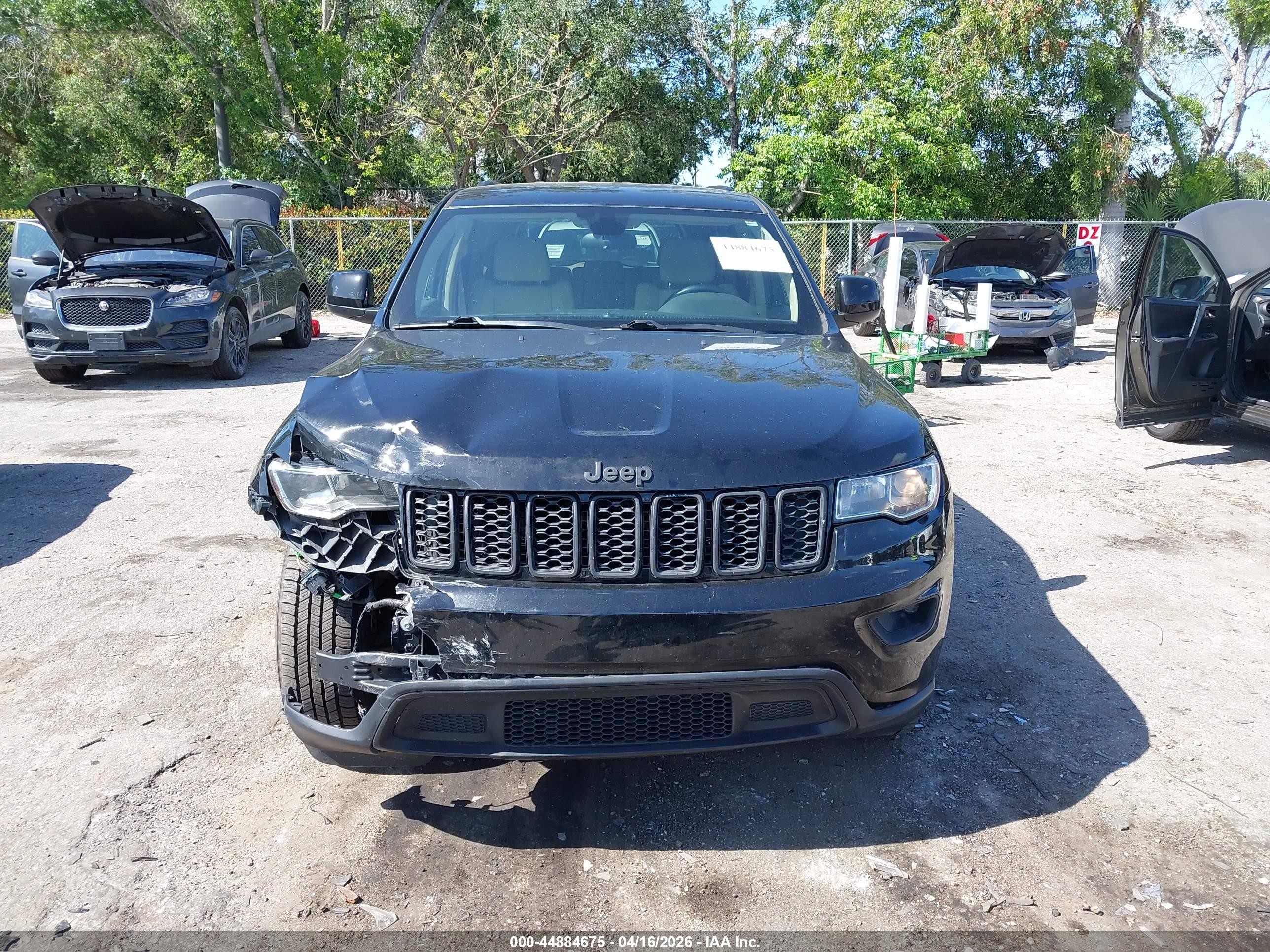 2018 Jeep Grand Cherokee Laredo 4x2 Черный vin: 1C4RJEAG5JC300730