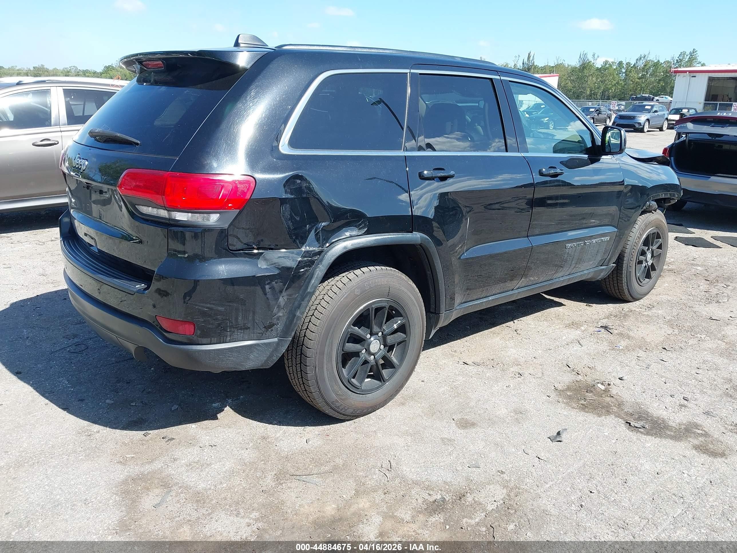 2018 Jeep Grand Cherokee Laredo 4x2 Черный vin: 1C4RJEAG5JC300730