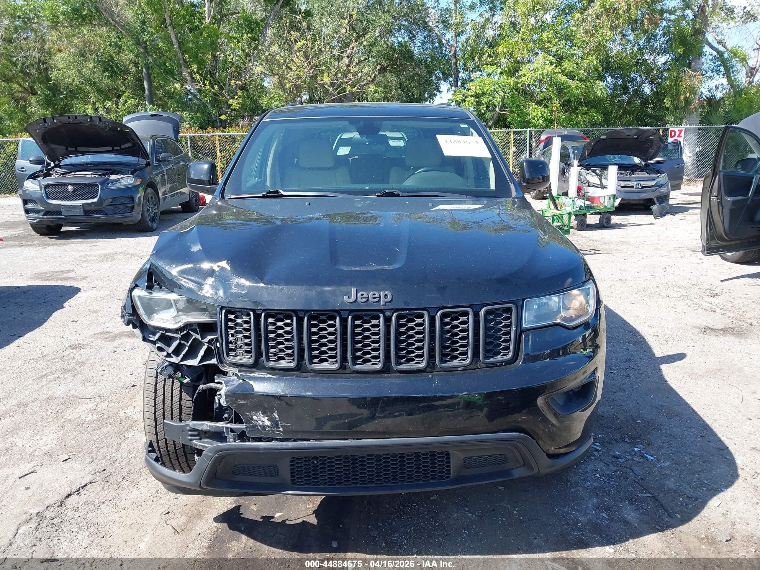 2018 Jeep Grand Cherokee Laredo 4x2 Черный vin: 1C4RJEAG5JC300730