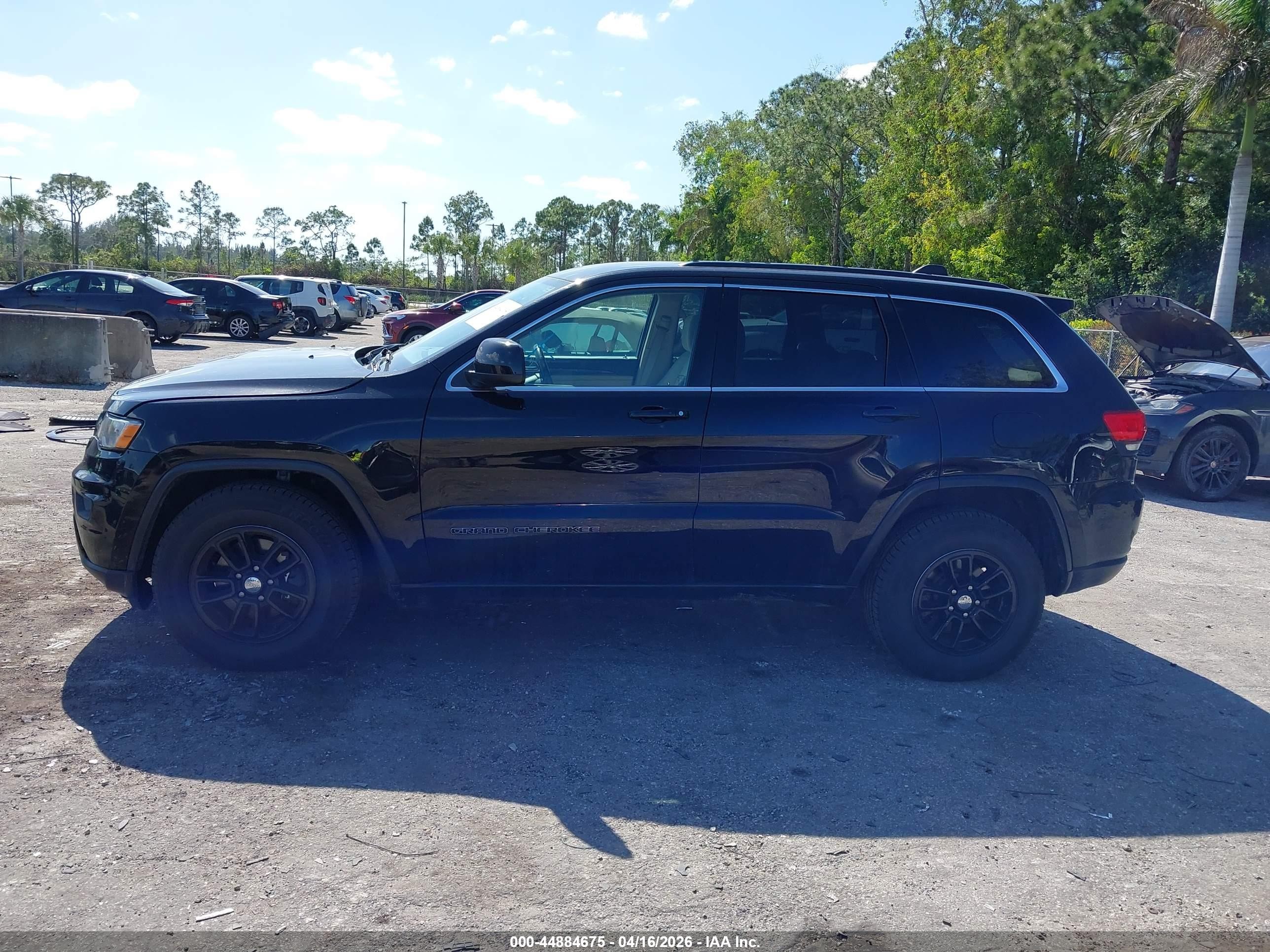 2018 Jeep Grand Cherokee Laredo 4x2 Черный vin: 1C4RJEAG5JC300730