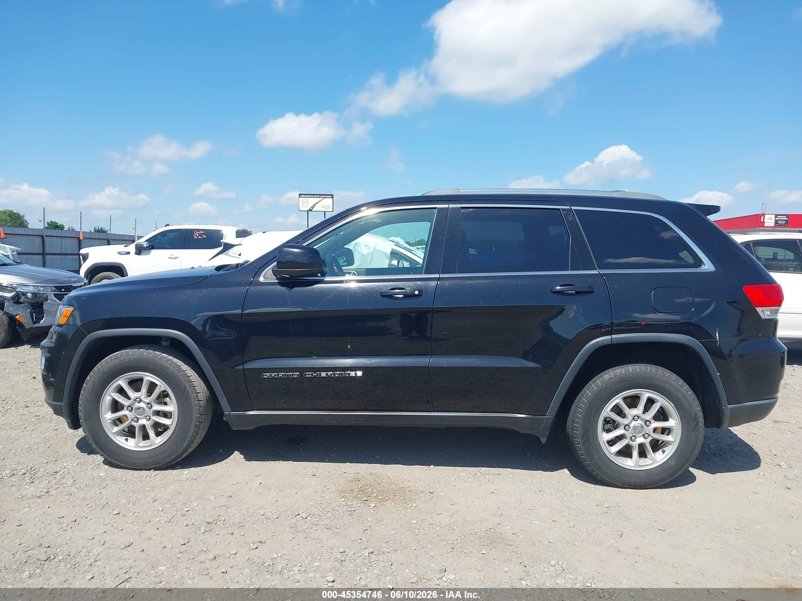 2018 Jeep Grand Cherokee Laredo E 4x2 Черный vin: 1C4RJEAG5JC438459