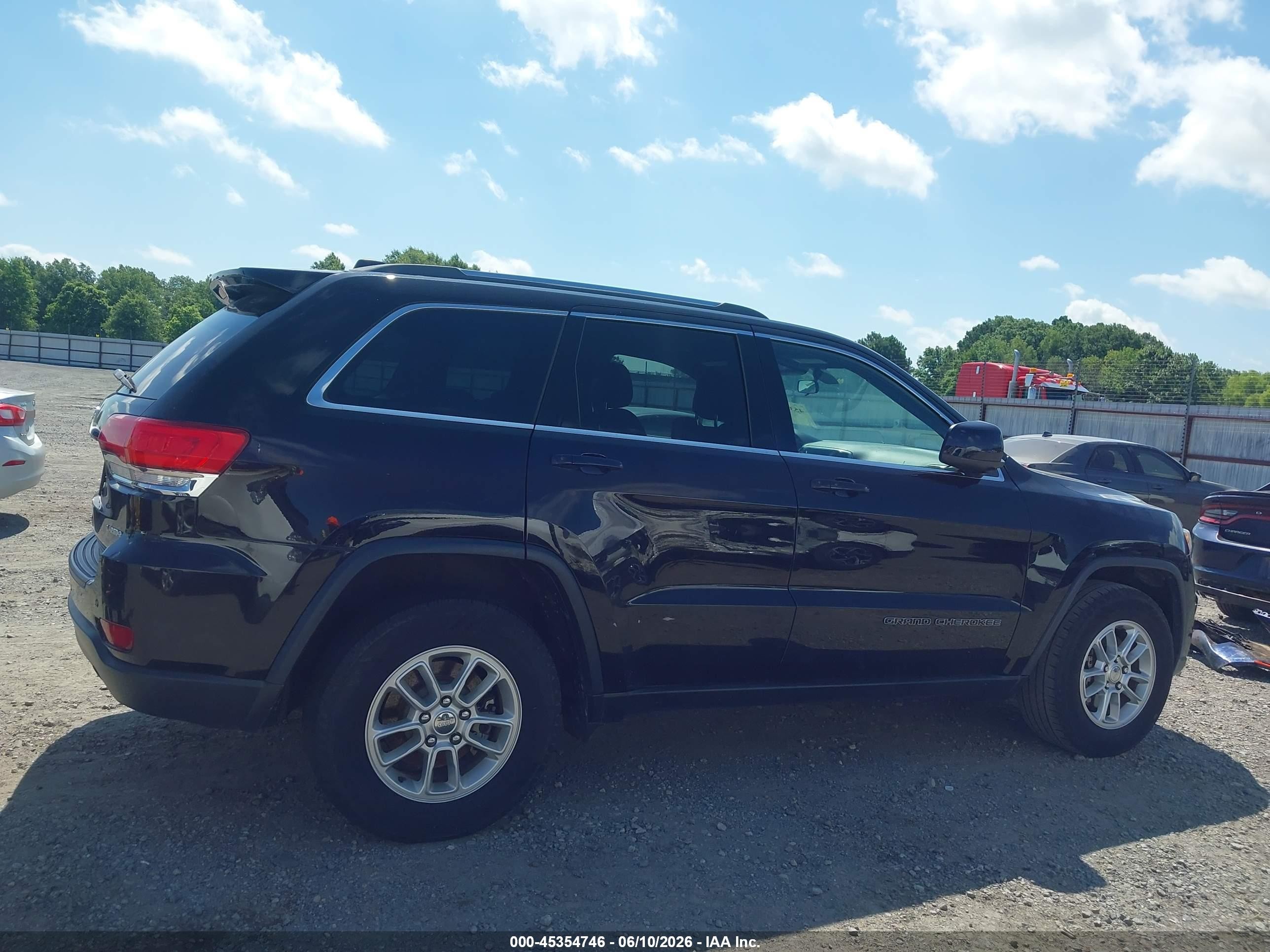 2018 Jeep Grand Cherokee Laredo E 4x2 Черный vin: 1C4RJEAG5JC438459
