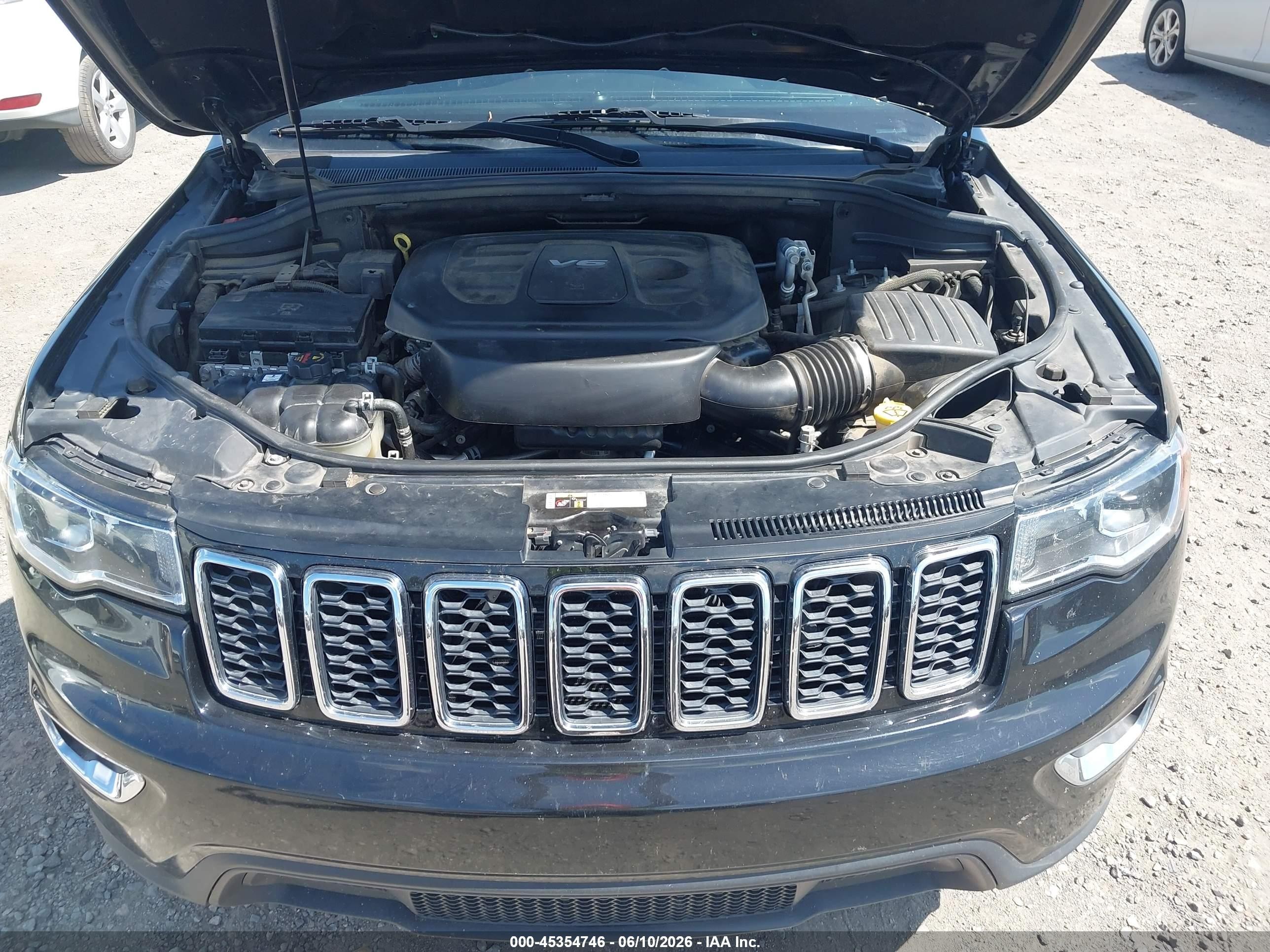 2018 Jeep Grand Cherokee Laredo E 4x2 Черный vin: 1C4RJEAG5JC438459
