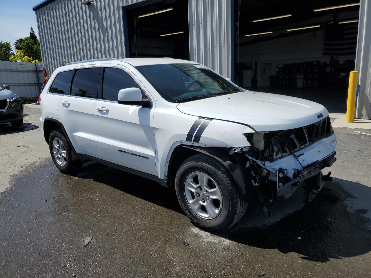 2015 Jeep Grand Cherokee Laredo White vin: 1C4RJEAG7FC152507 Damage: Right Front Wheel Opening Mldg, Broken, Replacement Required
