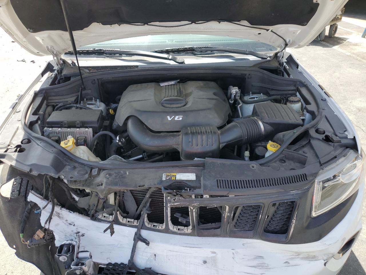 2015 Jeep Grand Cherokee Laredo White vin: 1C4RJEAG7FC152507 Damage: Left Front Rail, Kinked, > 12 Inches