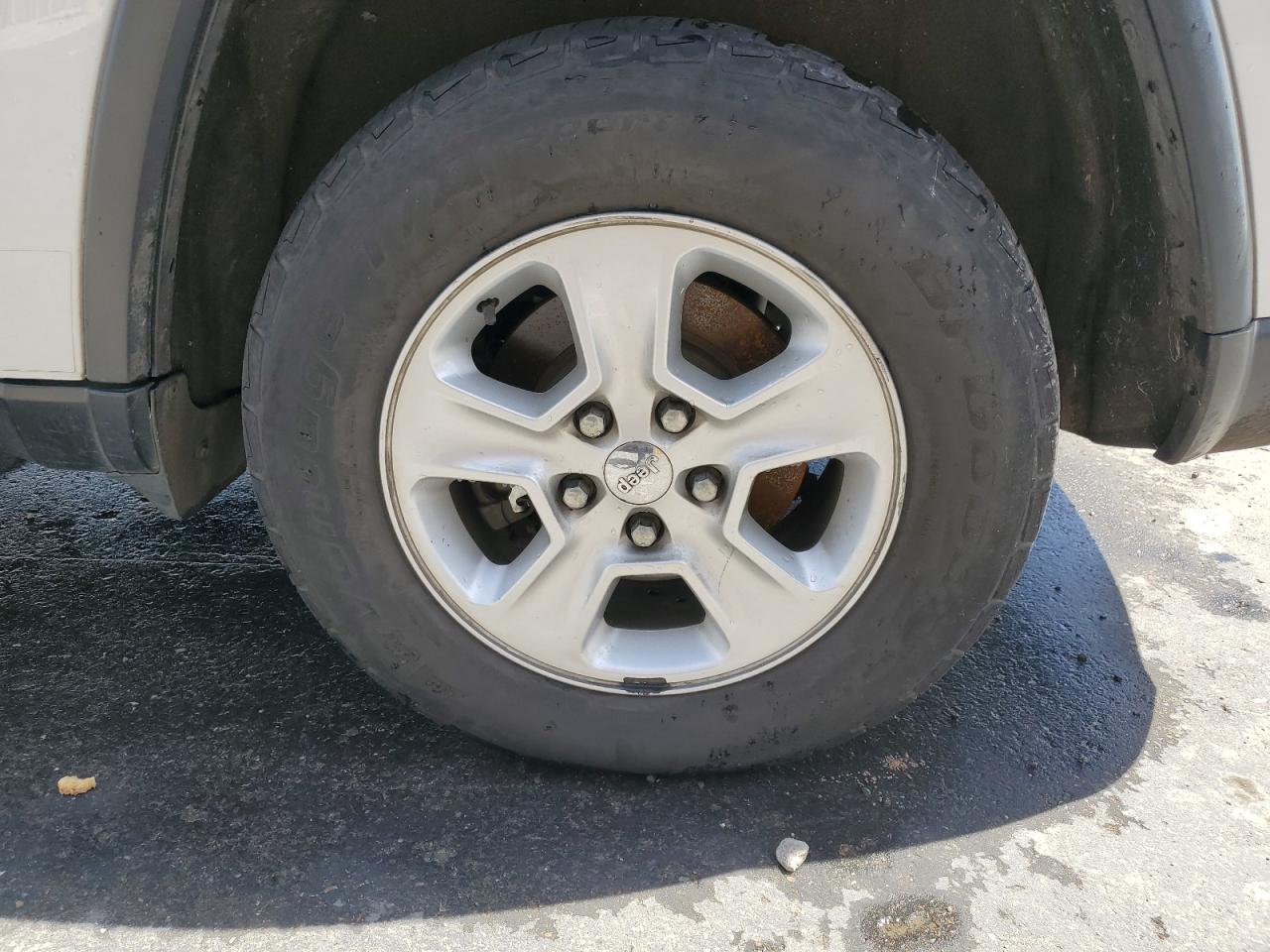 2015 Jeep Grand Cherokee Laredo White vin: 1C4RJEAG7FC152507 Damage: Left Front Tire, Worn, Replacement Required