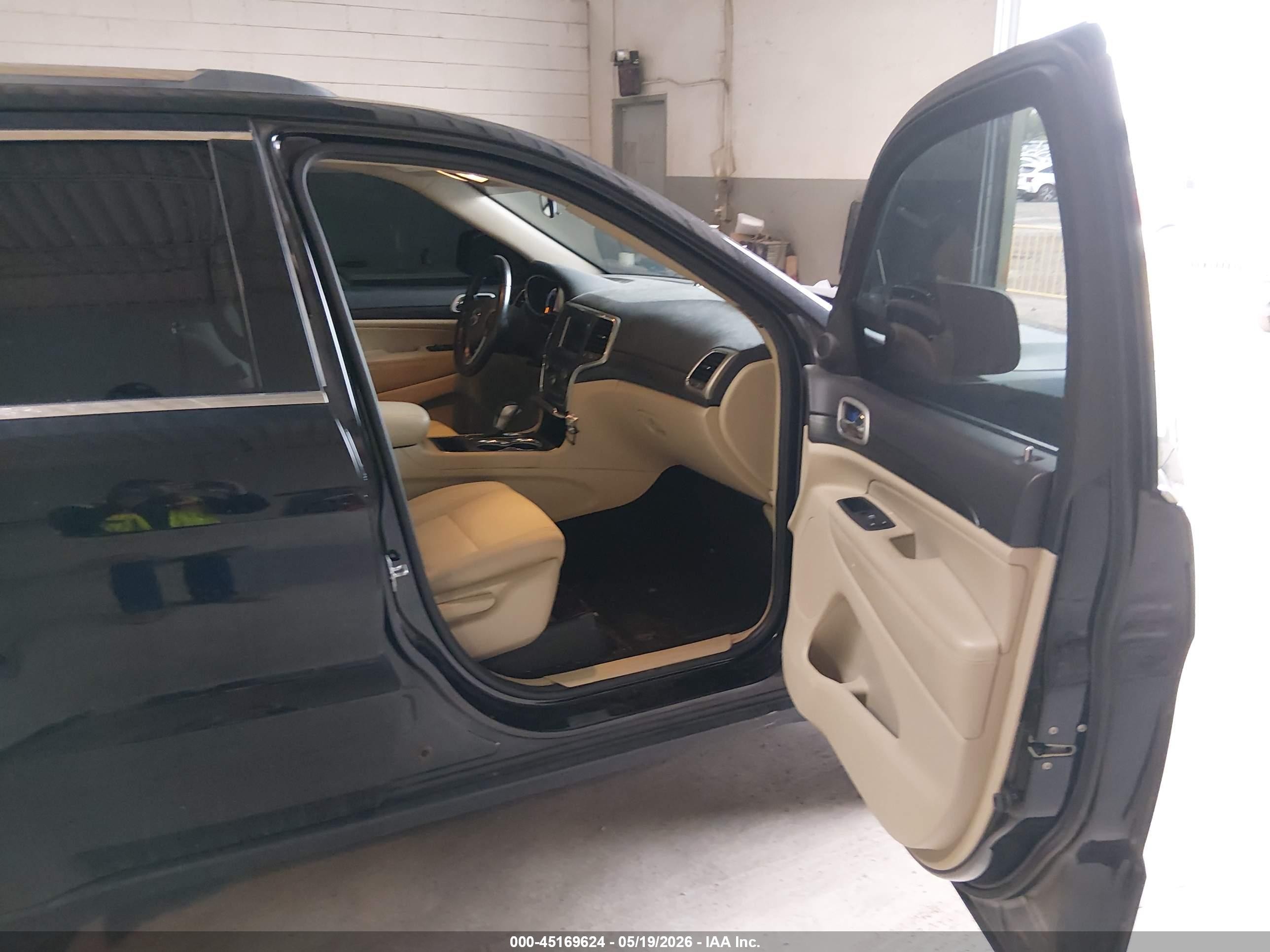 2020 Jeep Grand Cherokee Laredo E 4x2 Черный vin: 1C4RJEAG7LC427787