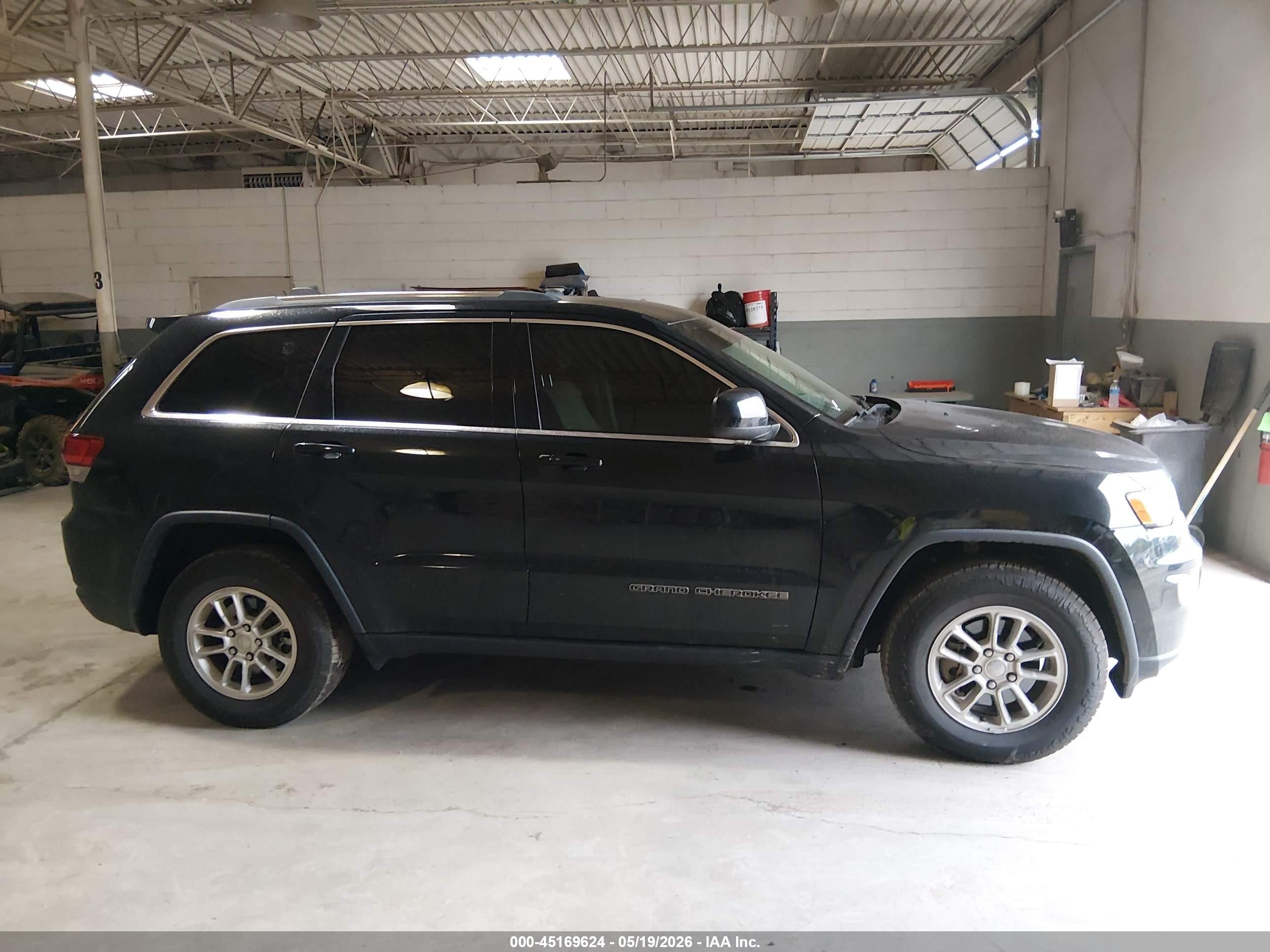 2020 Jeep Grand Cherokee Laredo E 4x2 Черный vin: 1C4RJEAG7LC427787