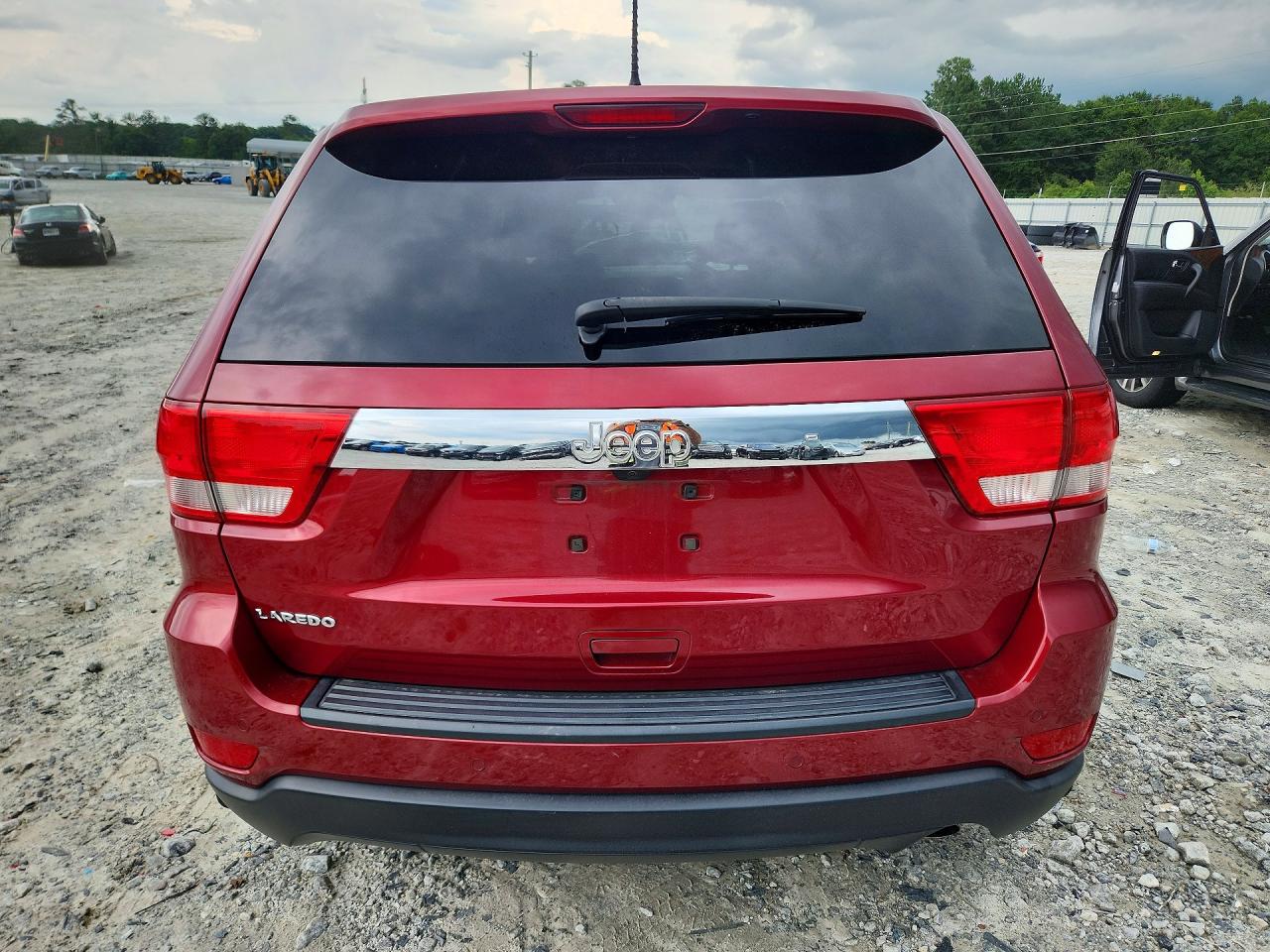 2013 Jeep Grand Cherokee Laredo Красный vin: 1C4RJEAG8DC589073