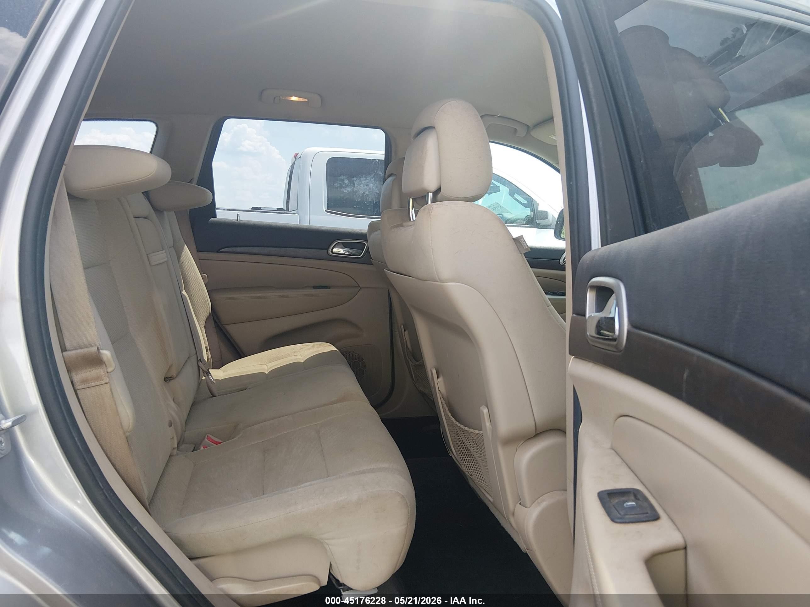 2014 Jeep Grand Cherokee Laredo Silver vin: 1C4RJEAG8EC442107