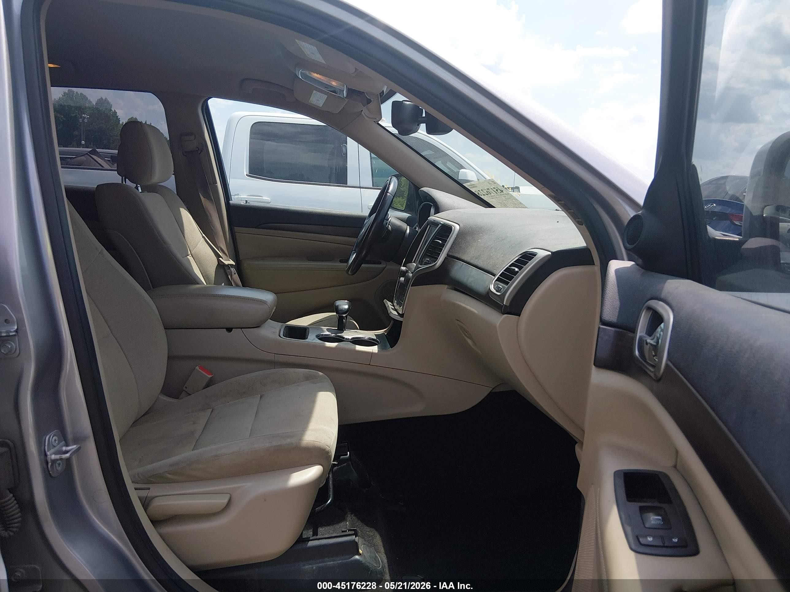 2014 Jeep Grand Cherokee Laredo Silver vin: 1C4RJEAG8EC442107