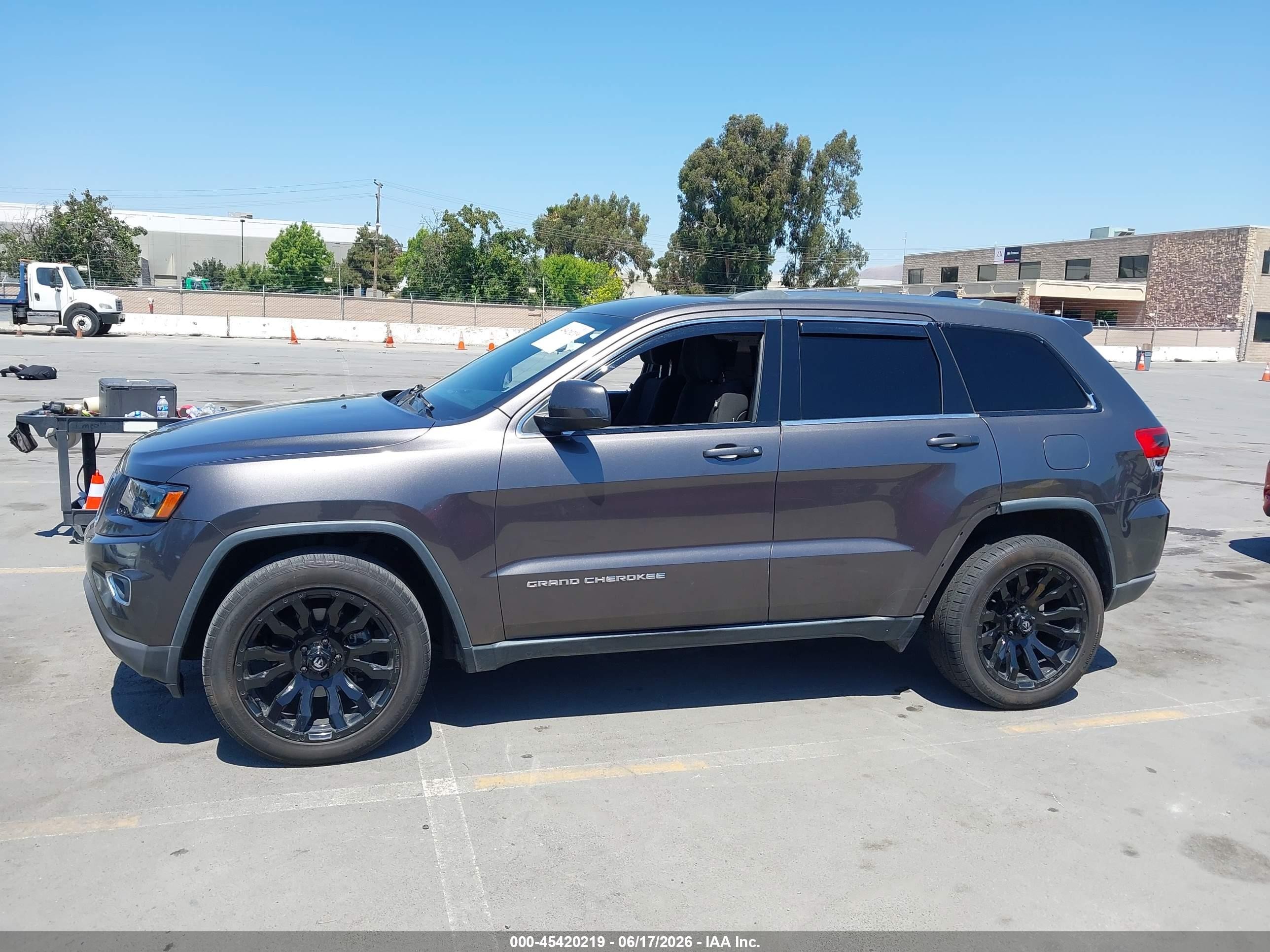 2015 Jeep Grand Cherokee Laredo Gray vin: 1C4RJEAG9FC646819