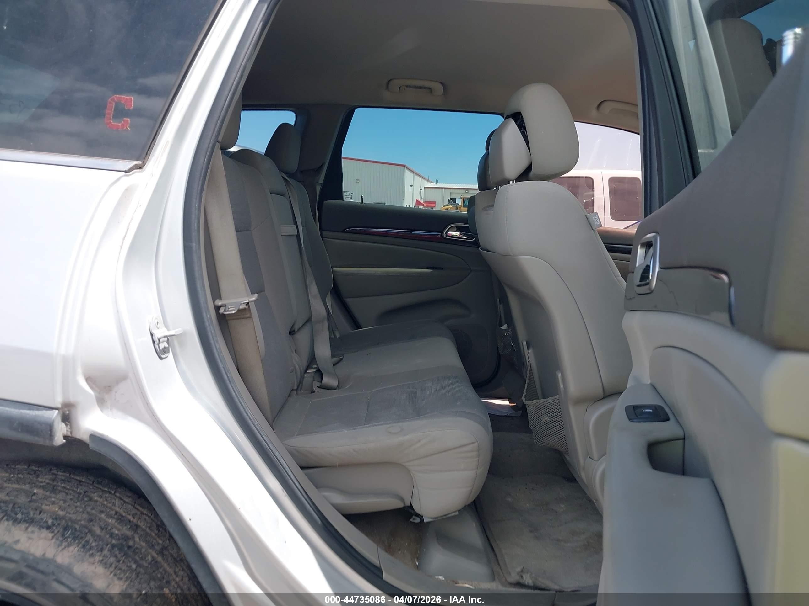 2012 Jeep Grand Cherokee Laredo Silver vin: 1C4RJEAGXCC119318