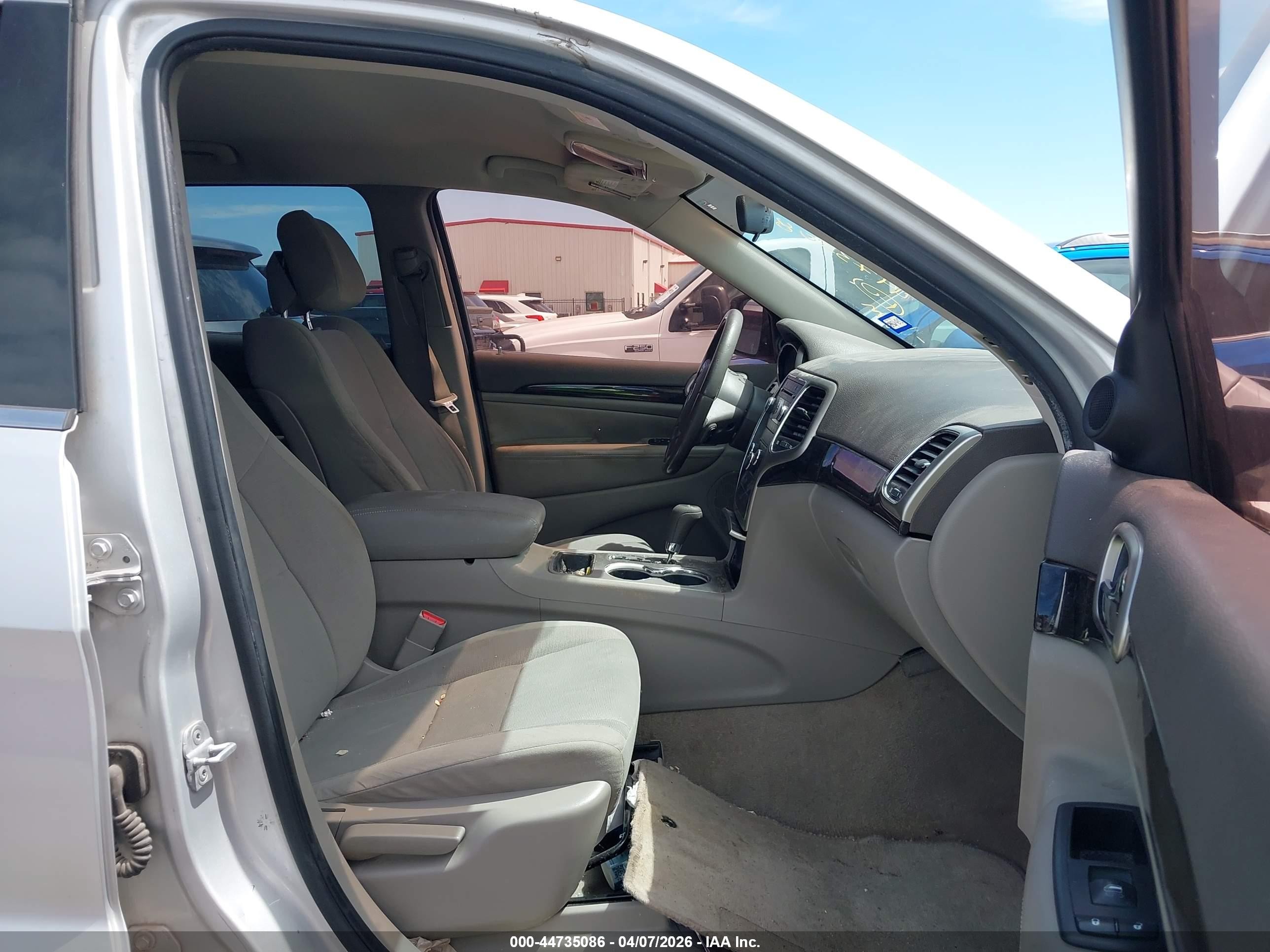 2012 Jeep Grand Cherokee Laredo Silver vin: 1C4RJEAGXCC119318