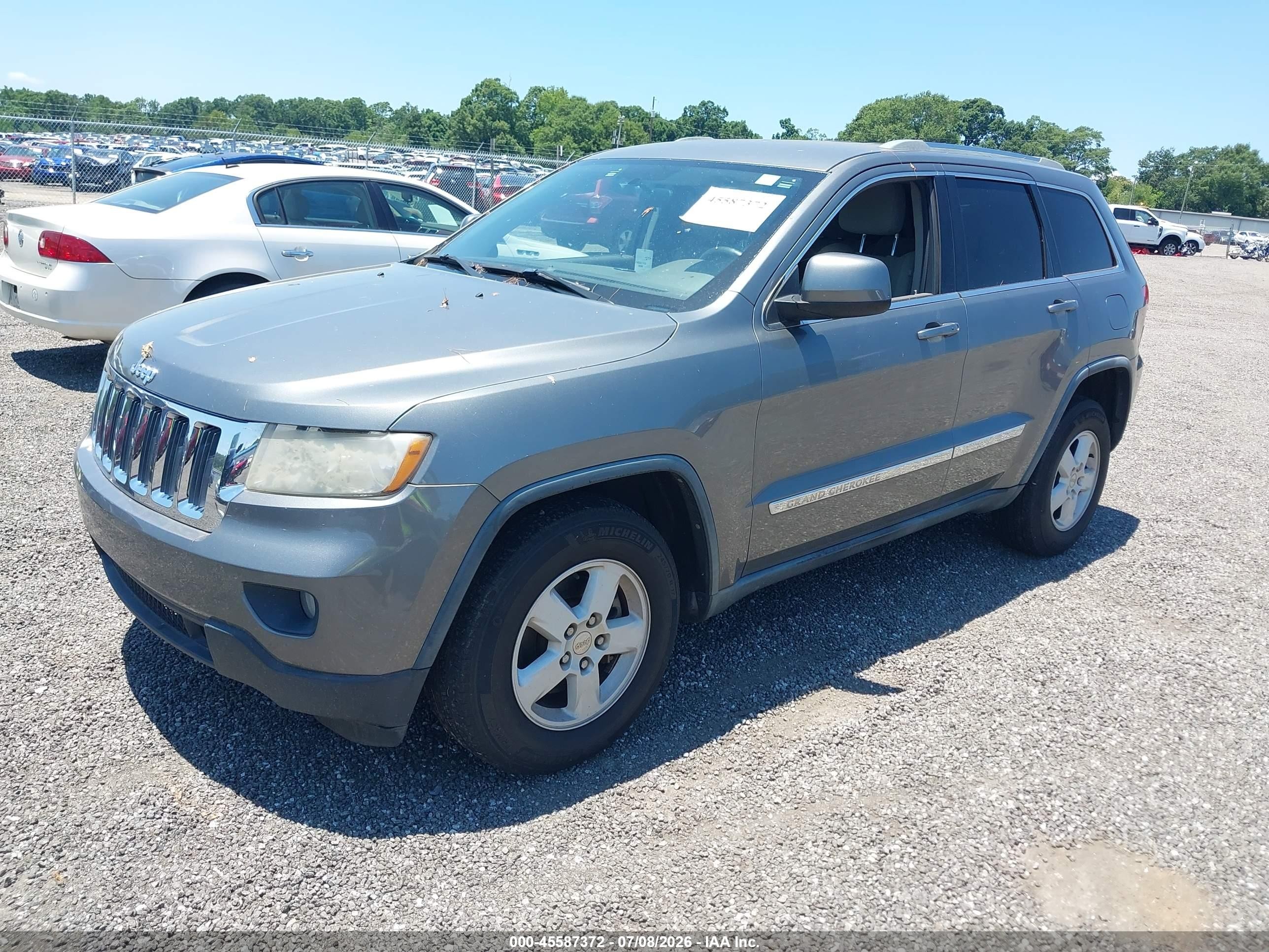 2012 Jeep Grand Cherokee Laredo Серебряный vin: 1C4RJEAGXCC142811
