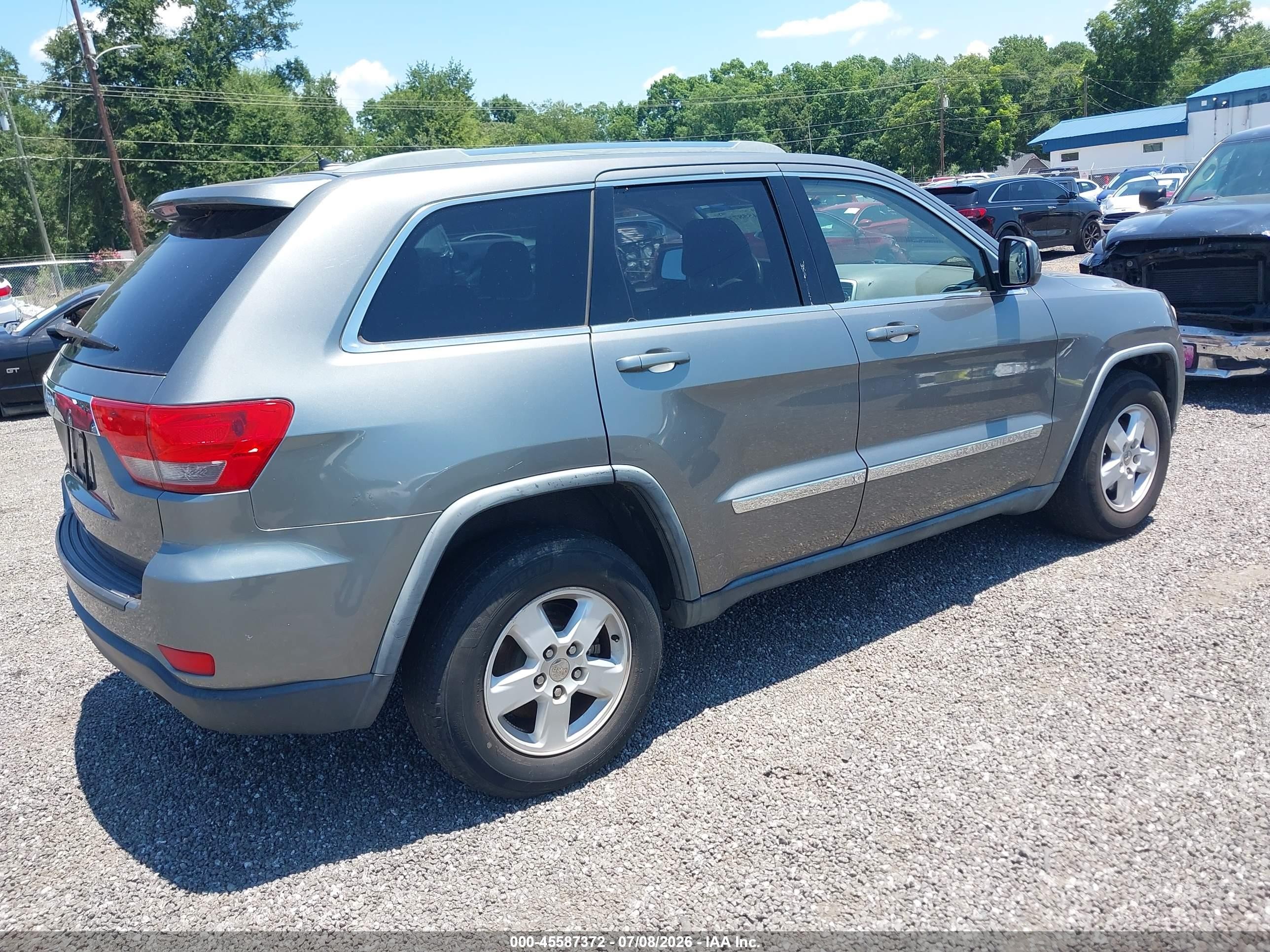2012 Jeep Grand Cherokee Laredo Серебряный vin: 1C4RJEAGXCC142811