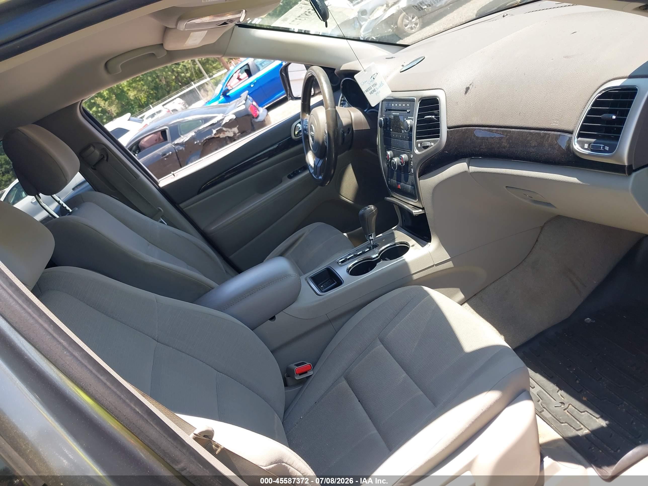 2012 Jeep Grand Cherokee Laredo Серебряный vin: 1C4RJEAGXCC142811