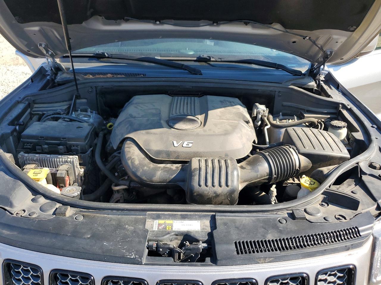 2015 Jeep Grand Cherokee Laredo Silver vin: 1C4RJEAGXFC749442