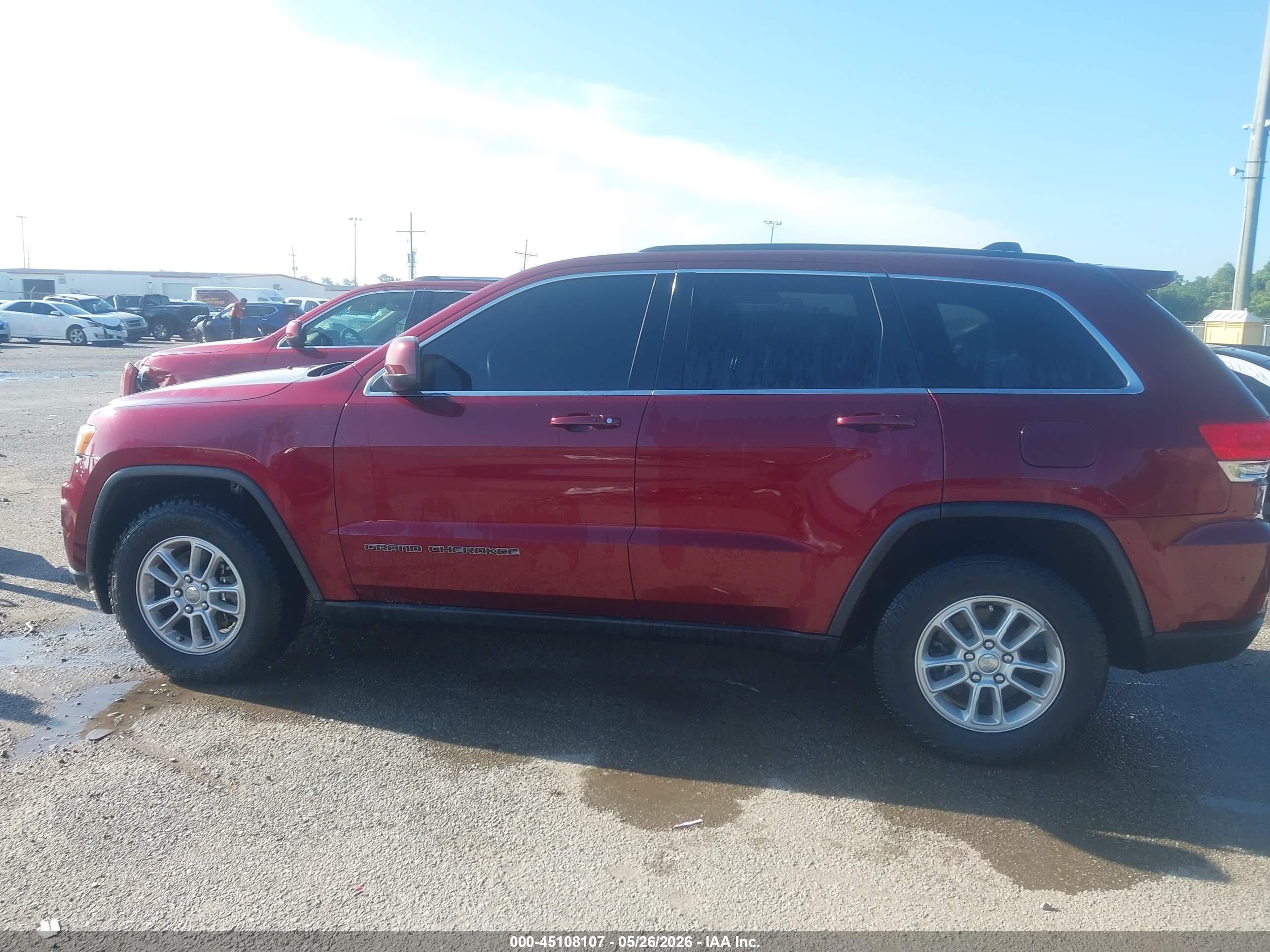2018 Jeep Grand Cherokee Laredo 4x2 Red vin: 1C4RJEAGXJC300514