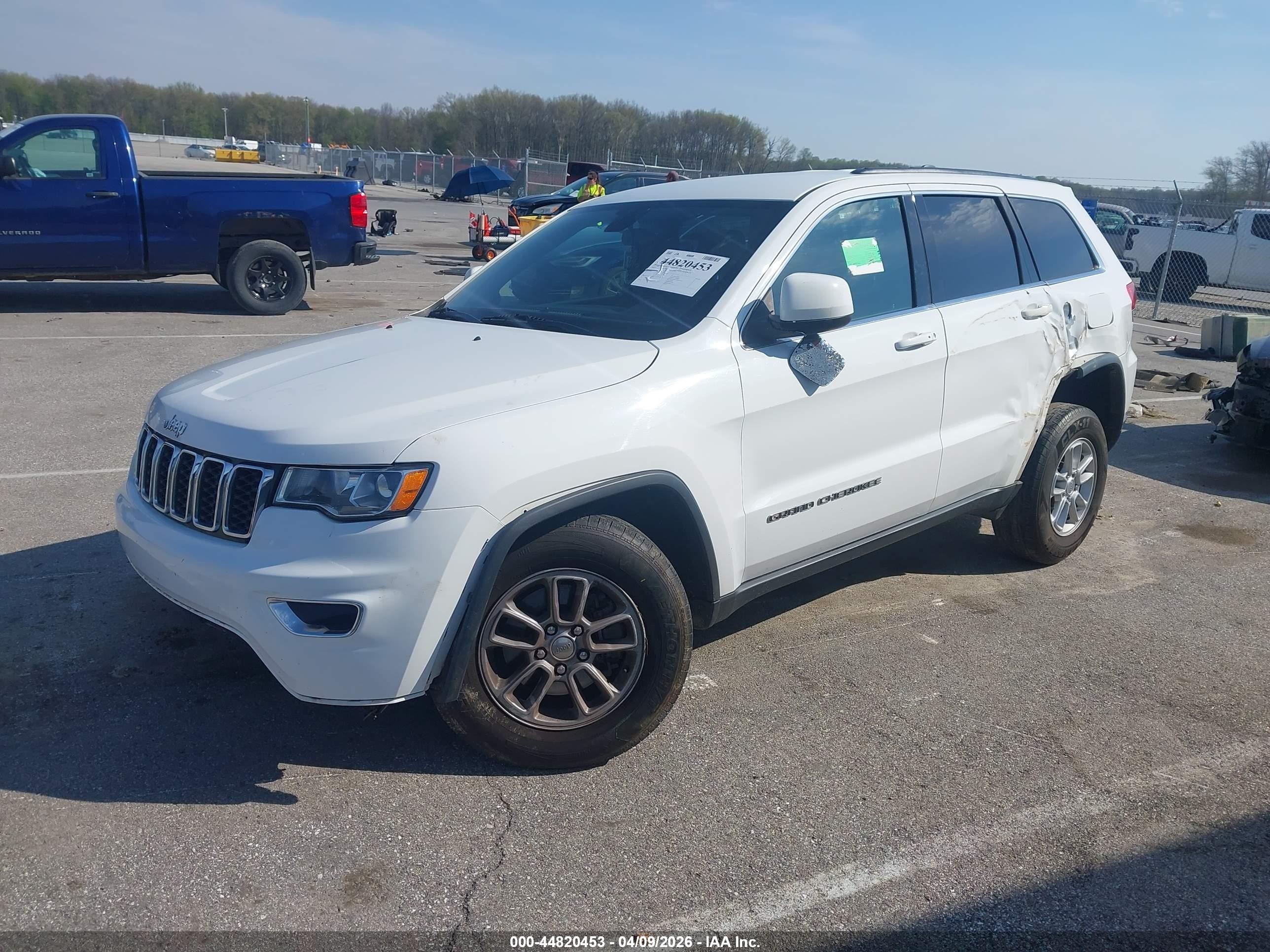 2019 Jeep Grand Cherokee Laredo 4x2 Белый vin: 1C4RJEAGXKC530734
