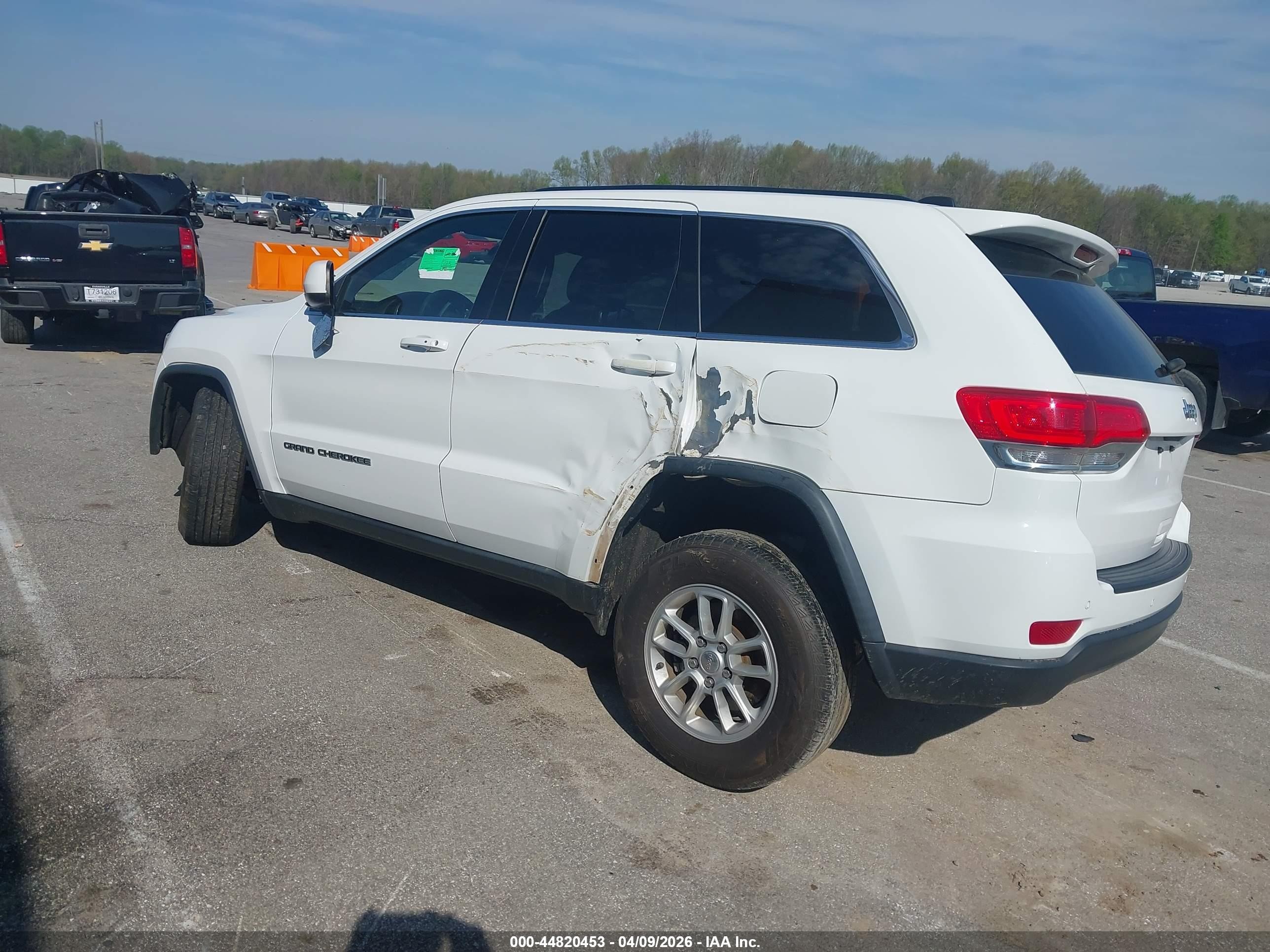 2019 Jeep Grand Cherokee Laredo 4x2 Белый vin: 1C4RJEAGXKC530734