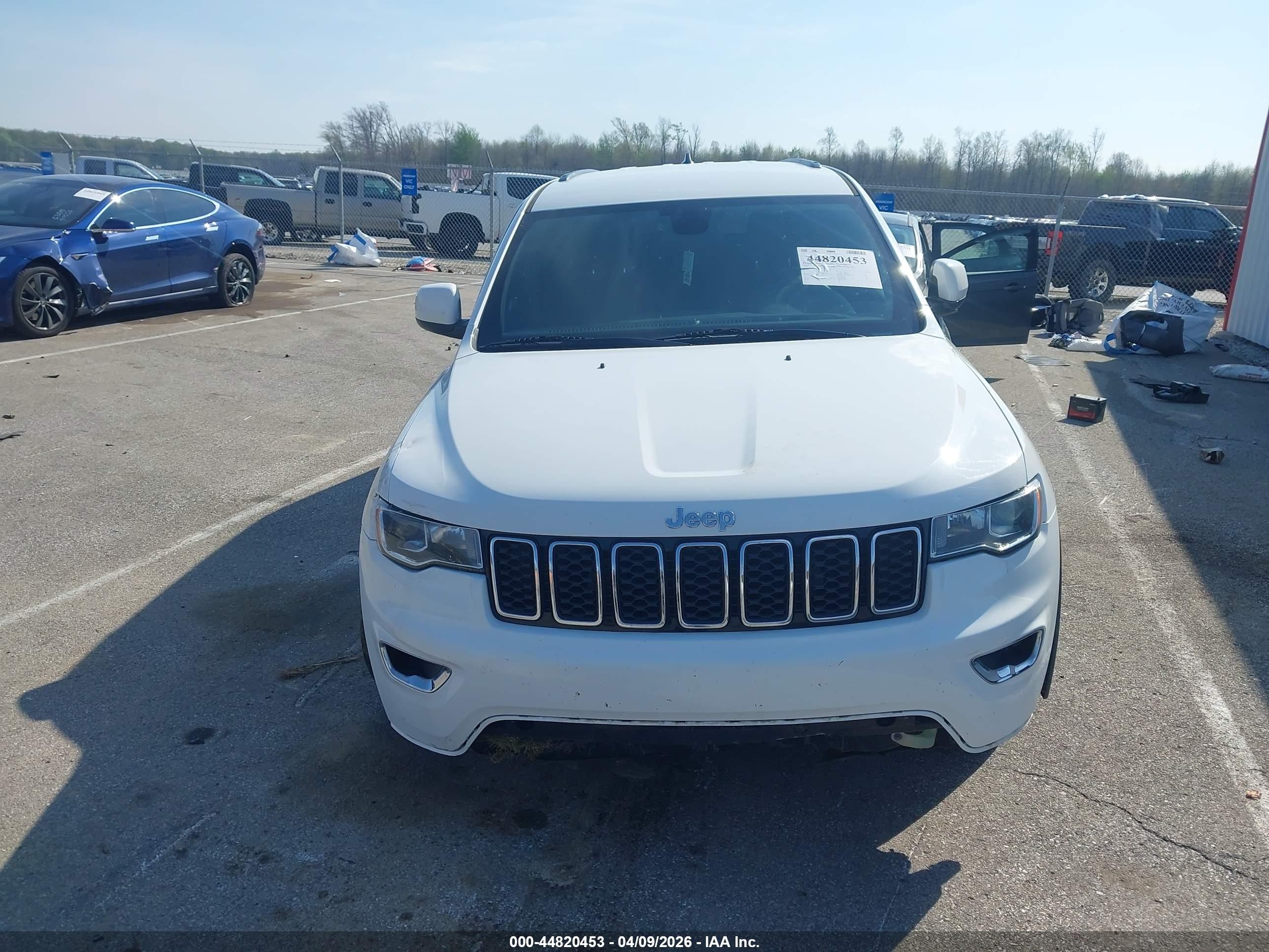 2019 Jeep Grand Cherokee Laredo 4x2 Белый vin: 1C4RJEAGXKC530734