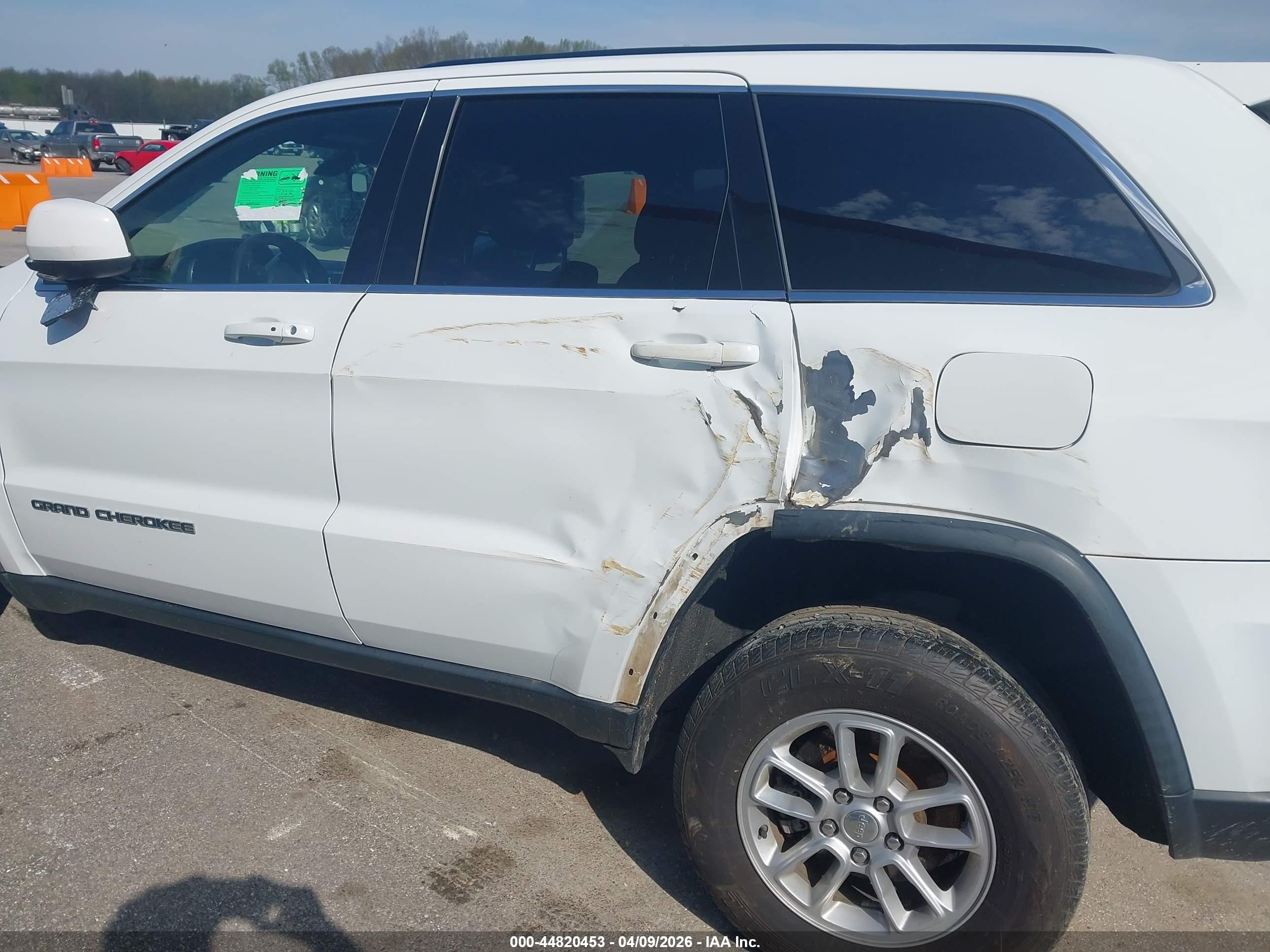 2019 Jeep Grand Cherokee Laredo 4x2 Белый vin: 1C4RJEAGXKC530734