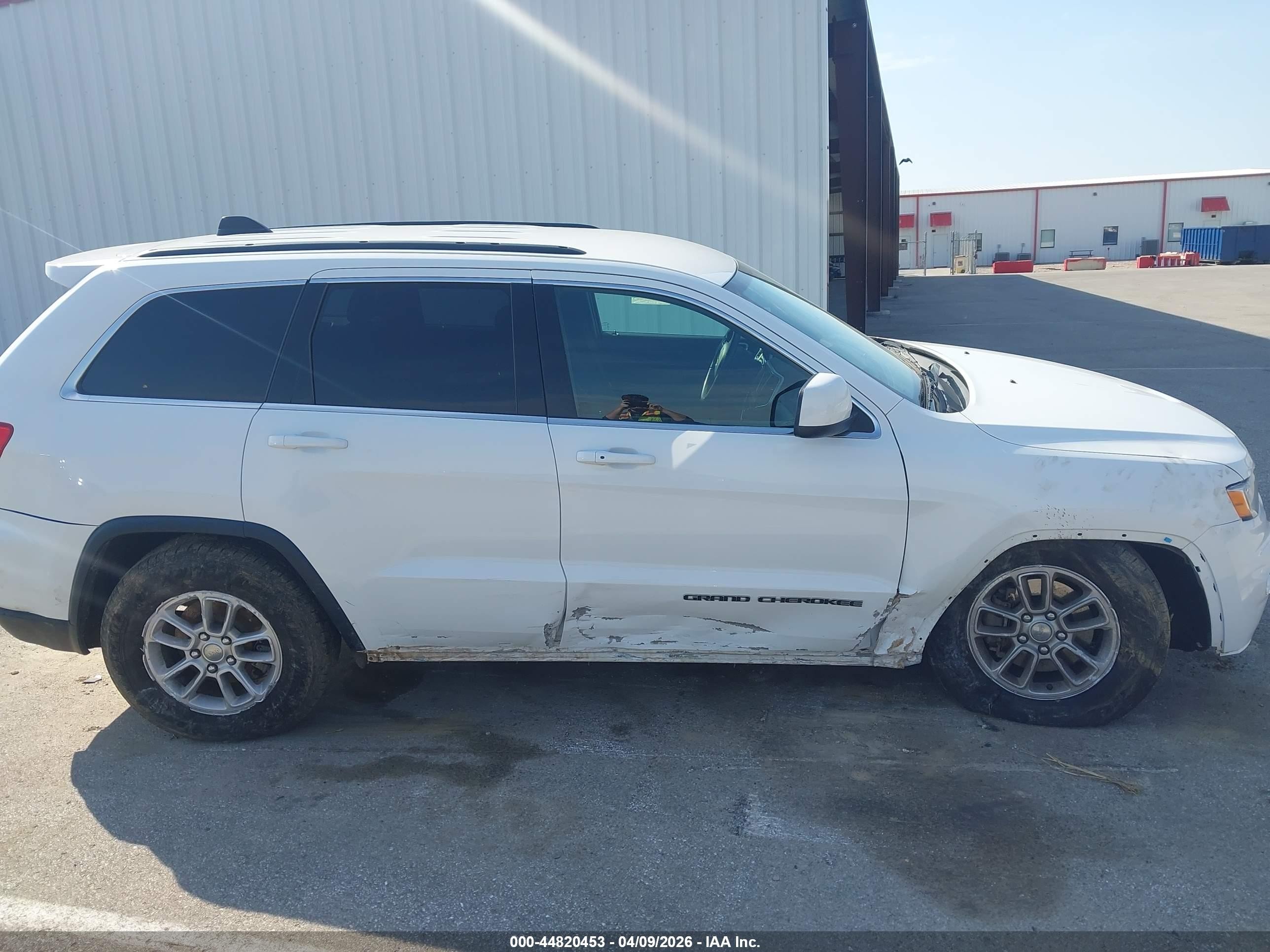 2019 Jeep Grand Cherokee Laredo 4x2 Белый vin: 1C4RJEAGXKC530734