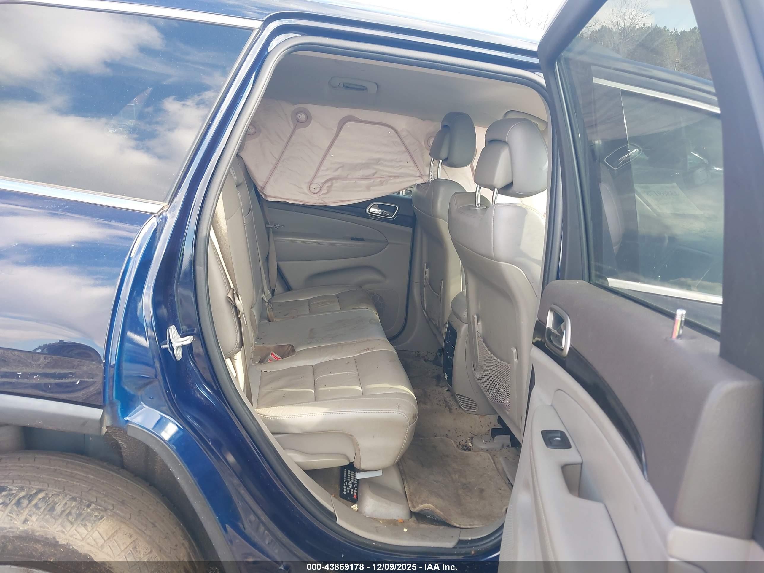 2012 Jeep Grand Cherokee Laredo Blue vin: 1C4RJEAT5CC317060