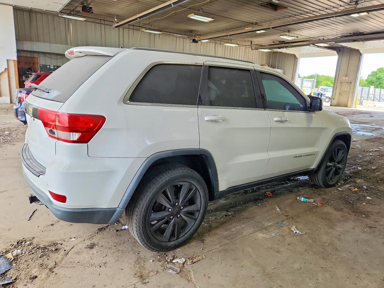 2013 Jeep Grand Cherokee Laredo Белый vin: 1C4RJEAT6DC596925