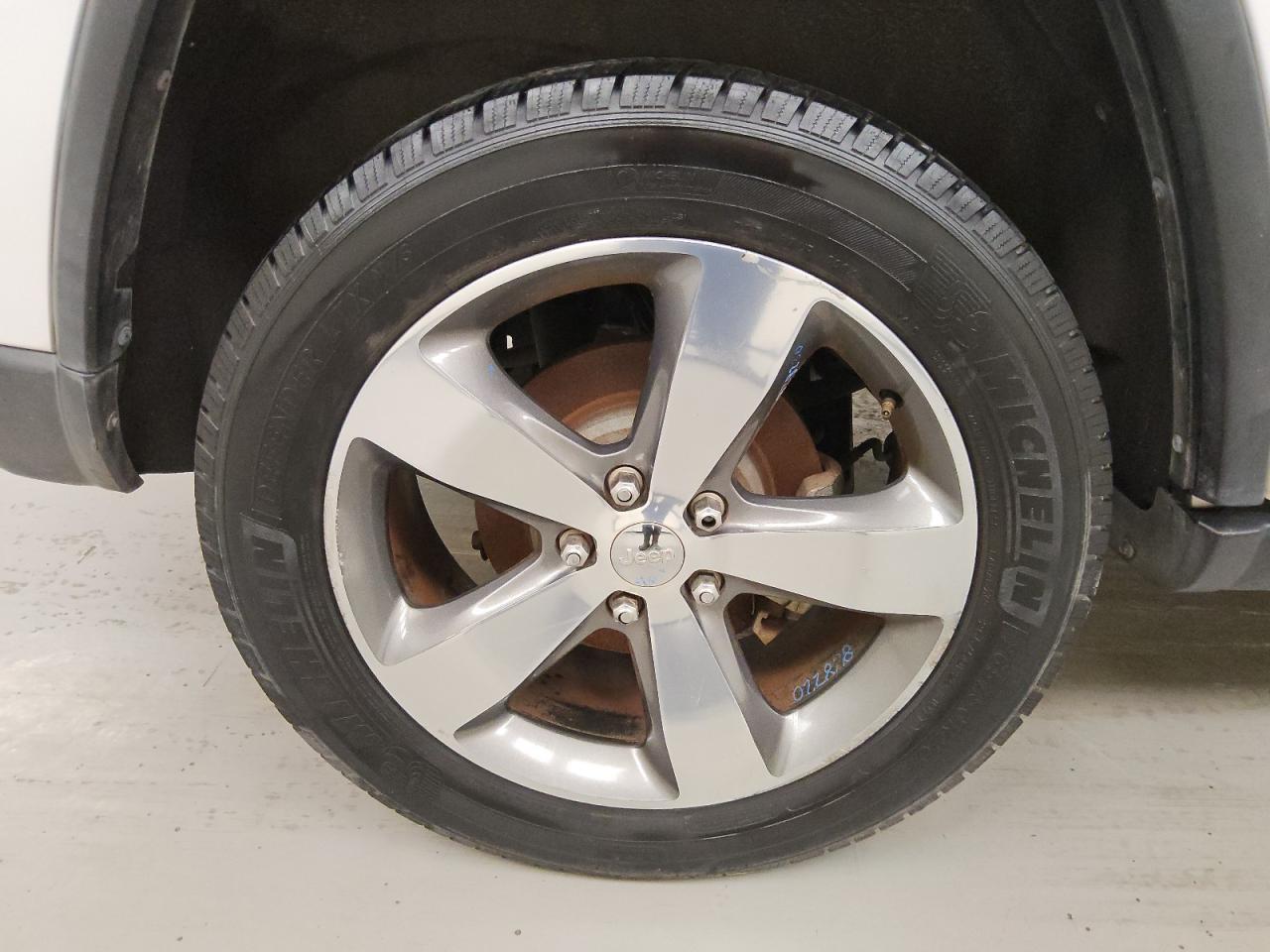 2015 Jeep Grand Cherokee Limited White vin: 1C4RJEBG0FC780181 Damage: Right Rear Wheel, Chipped, 3