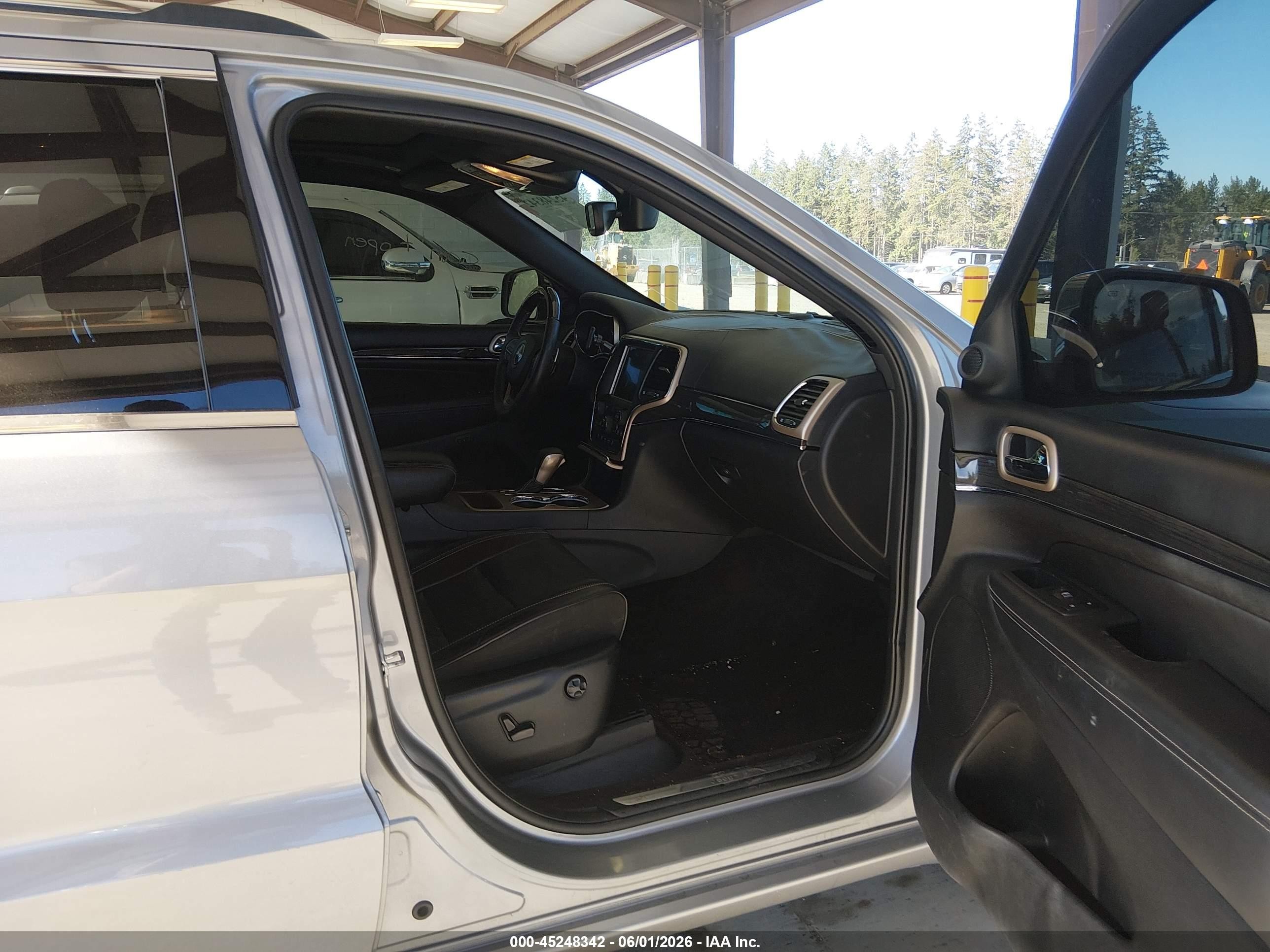 2017 Jeep Grand Cherokee Overland 4x2 Silver vin: 1C4RJECG3HC878199