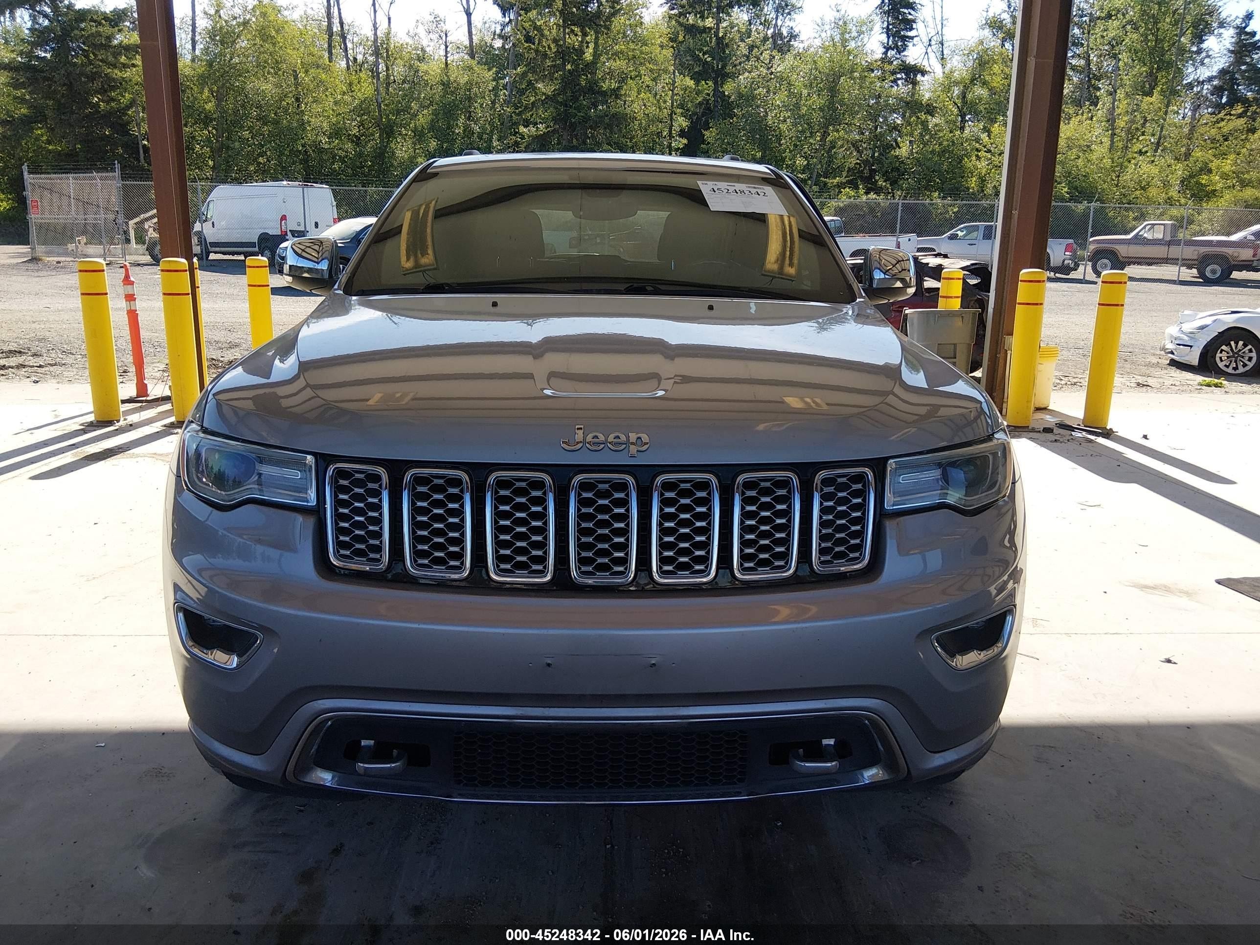 2017 Jeep Grand Cherokee Overland 4x2 Silver vin: 1C4RJECG3HC878199