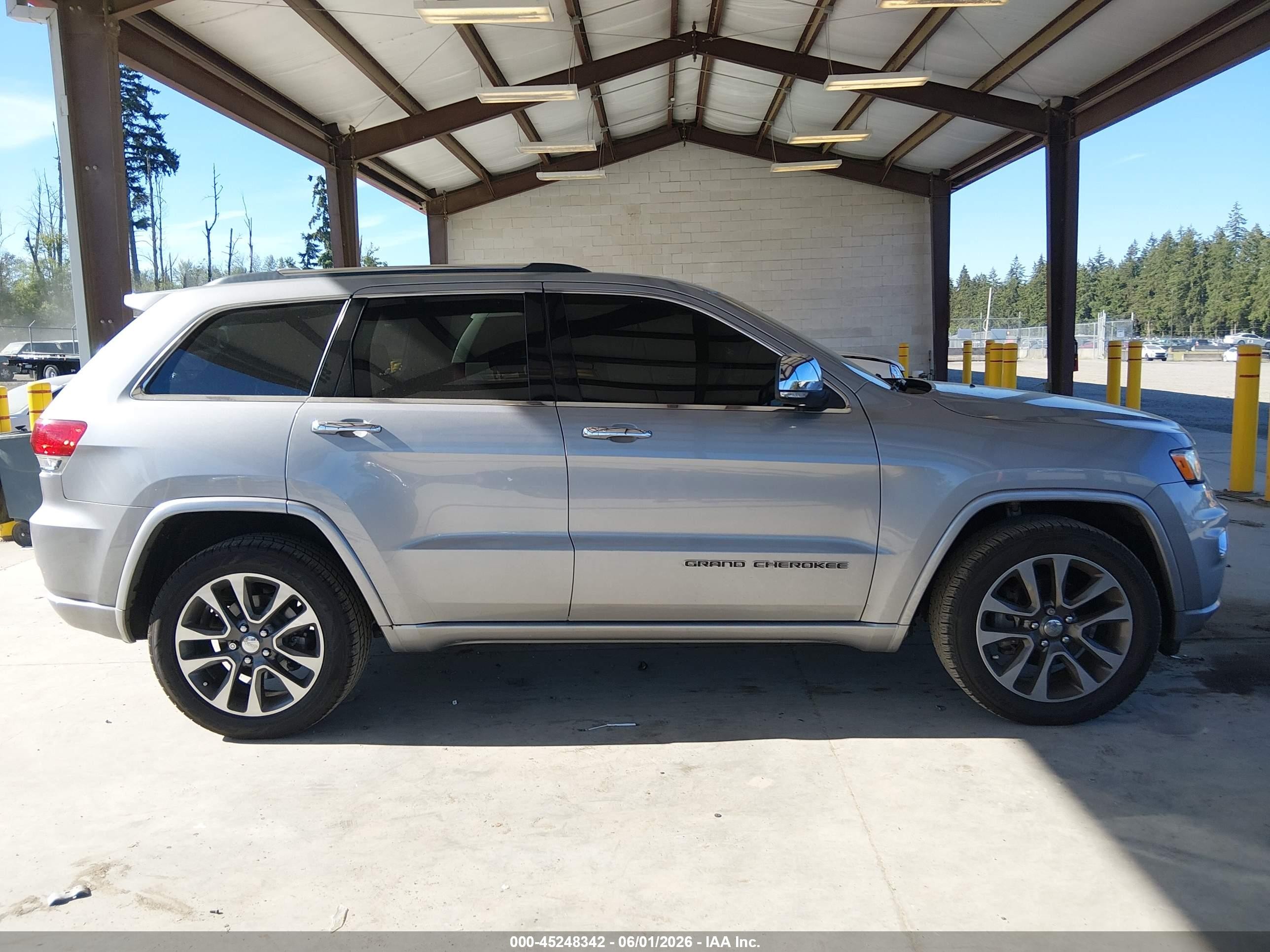 2017 Jeep Grand Cherokee Overland 4x2 Silver vin: 1C4RJECG3HC878199