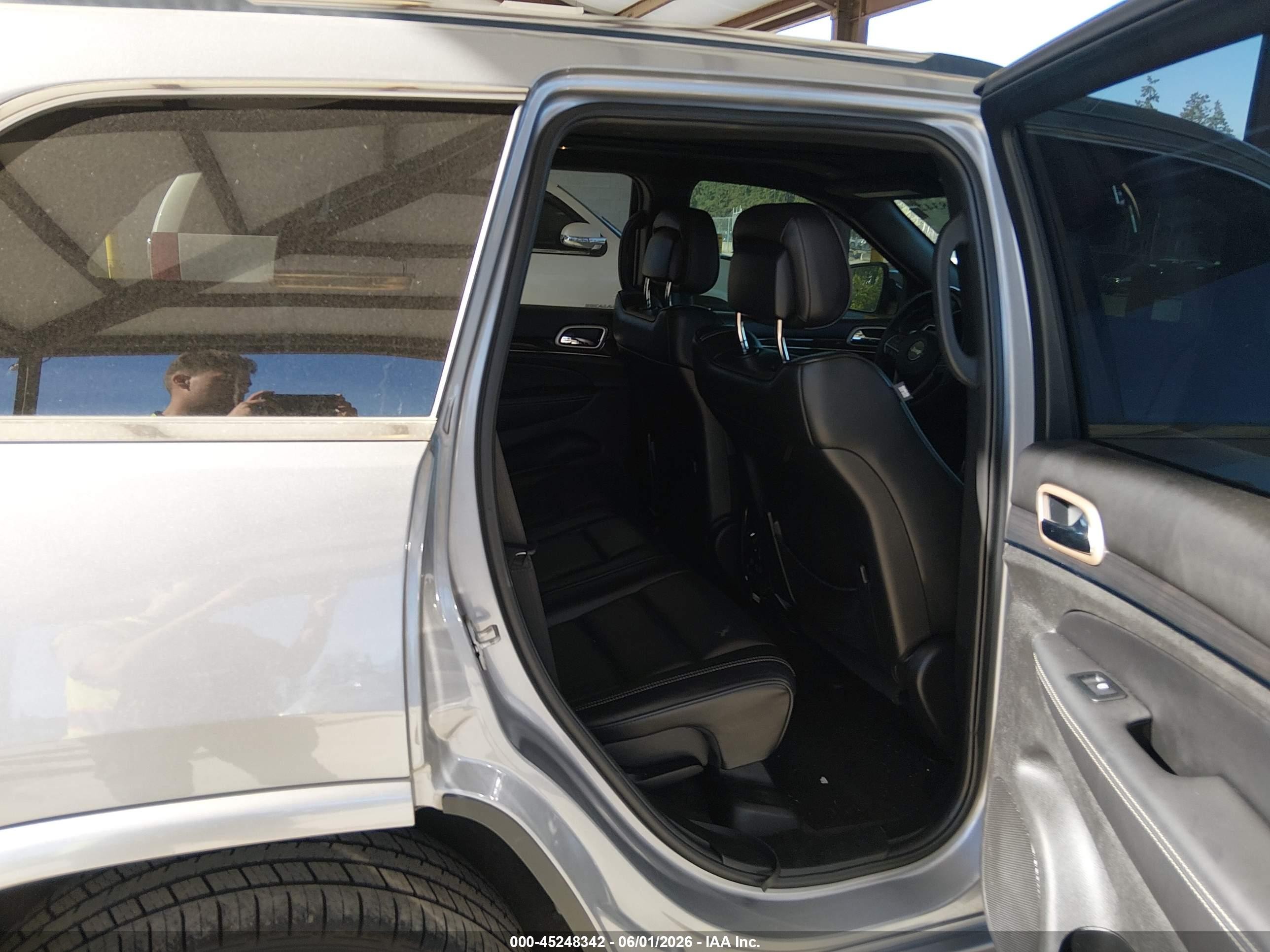 2017 Jeep Grand Cherokee Overland 4x2 Silver vin: 1C4RJECG3HC878199