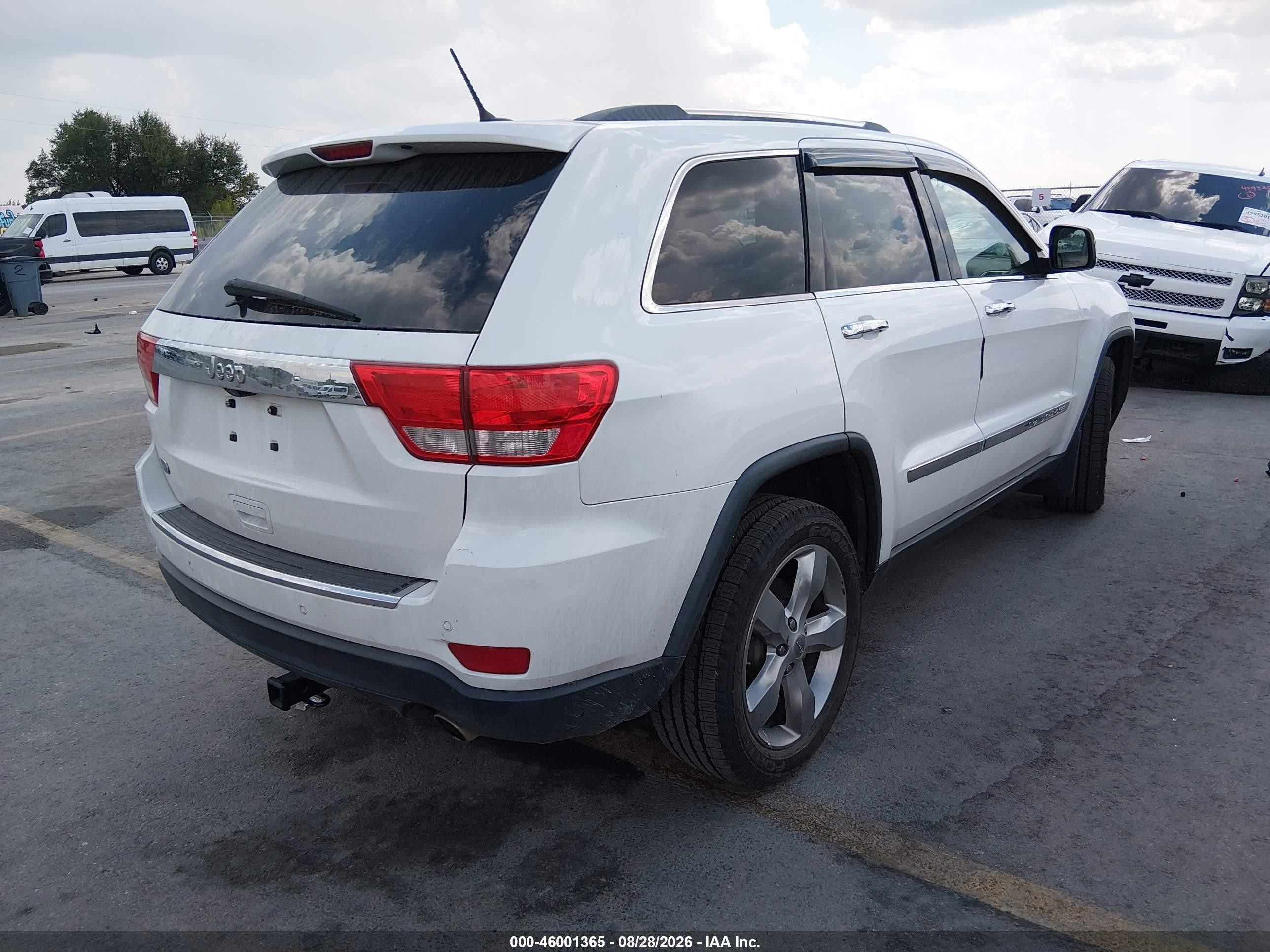 2013 Jeep Grand Cherokee Overland White vin: 1C4RJECG7DC582662