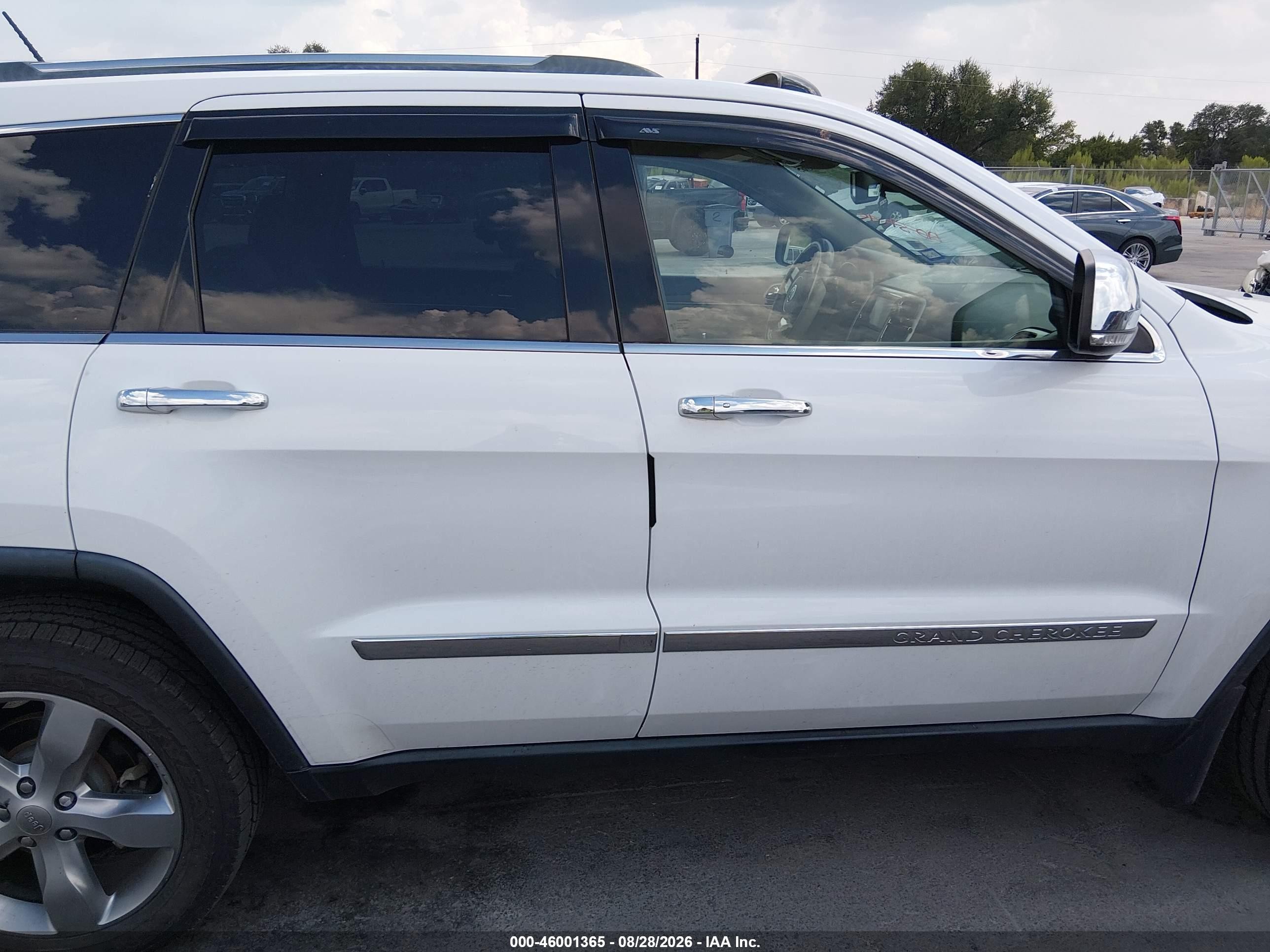 2013 Jeep Grand Cherokee Overland White vin: 1C4RJECG7DC582662