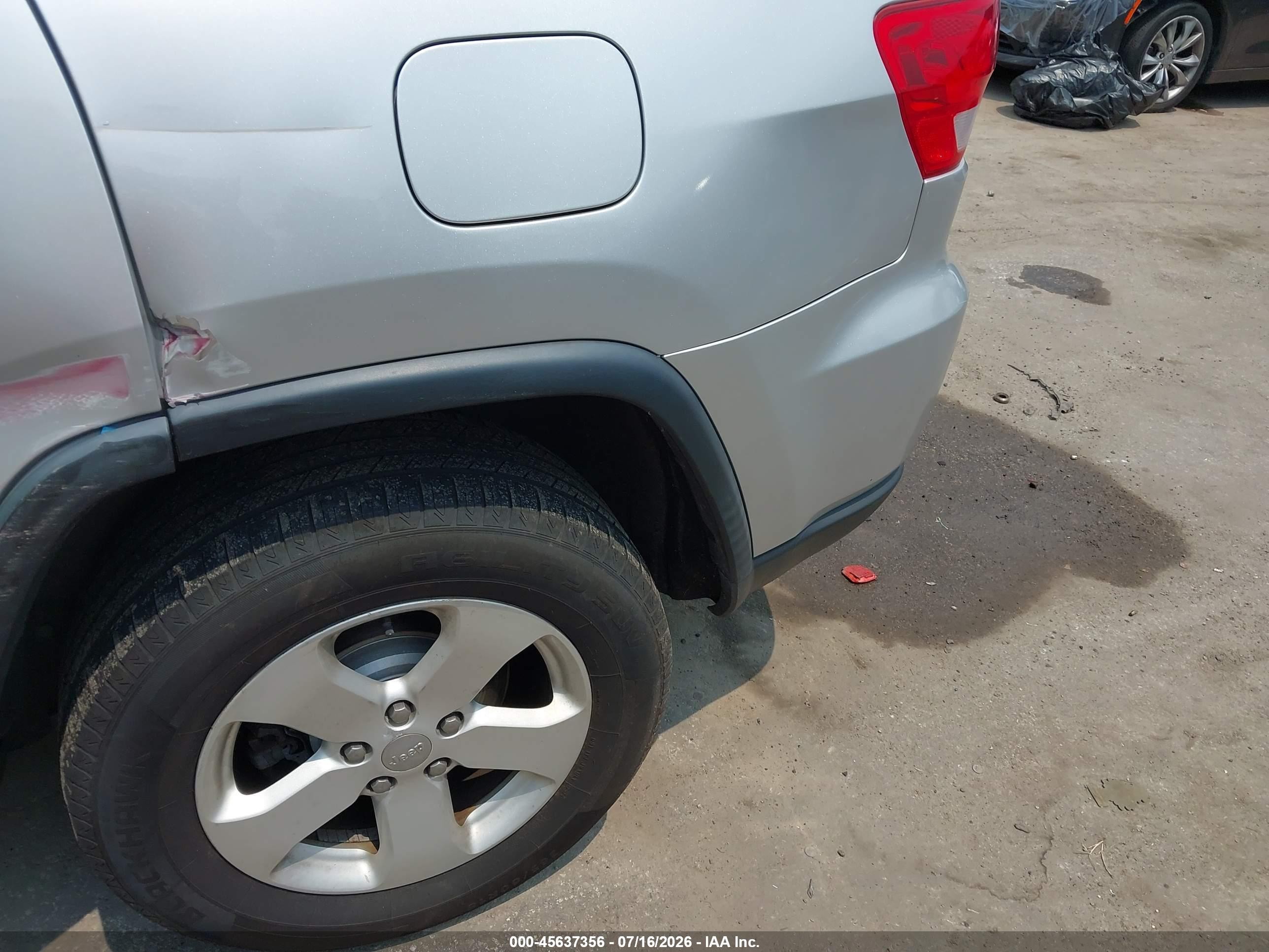 2012 Jeep Grand Cherokee Laredo Silver vin: 1C4RJFAG0CC332929