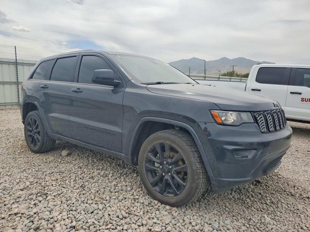 2018 Jeep Grand Cherokee Laredo Угольный vin: 1C4RJFAG0JC297581
