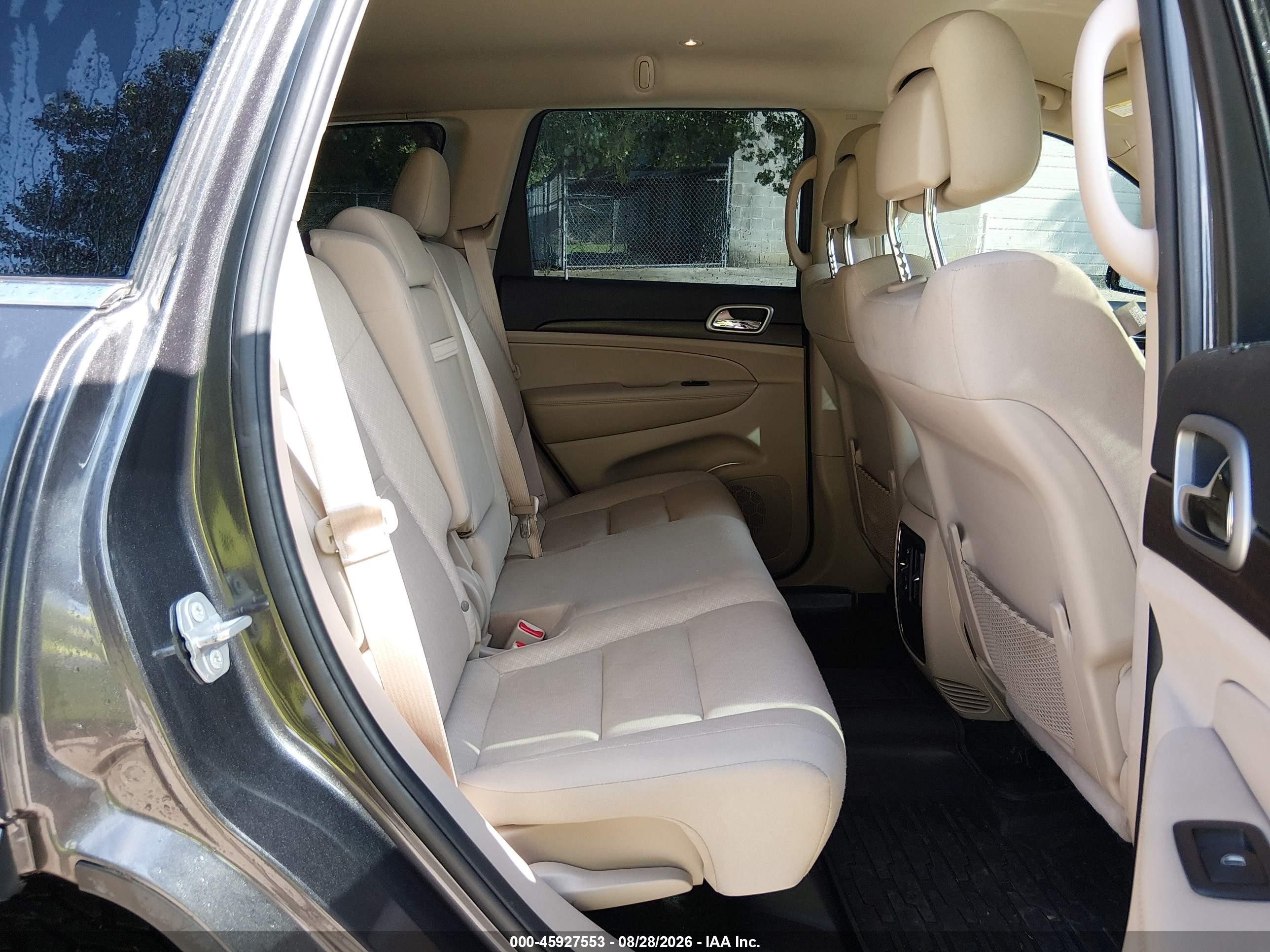 2018 Jeep Grand Cherokee Laredo E 4x4 Gray vin: 1C4RJFAG0JC420098