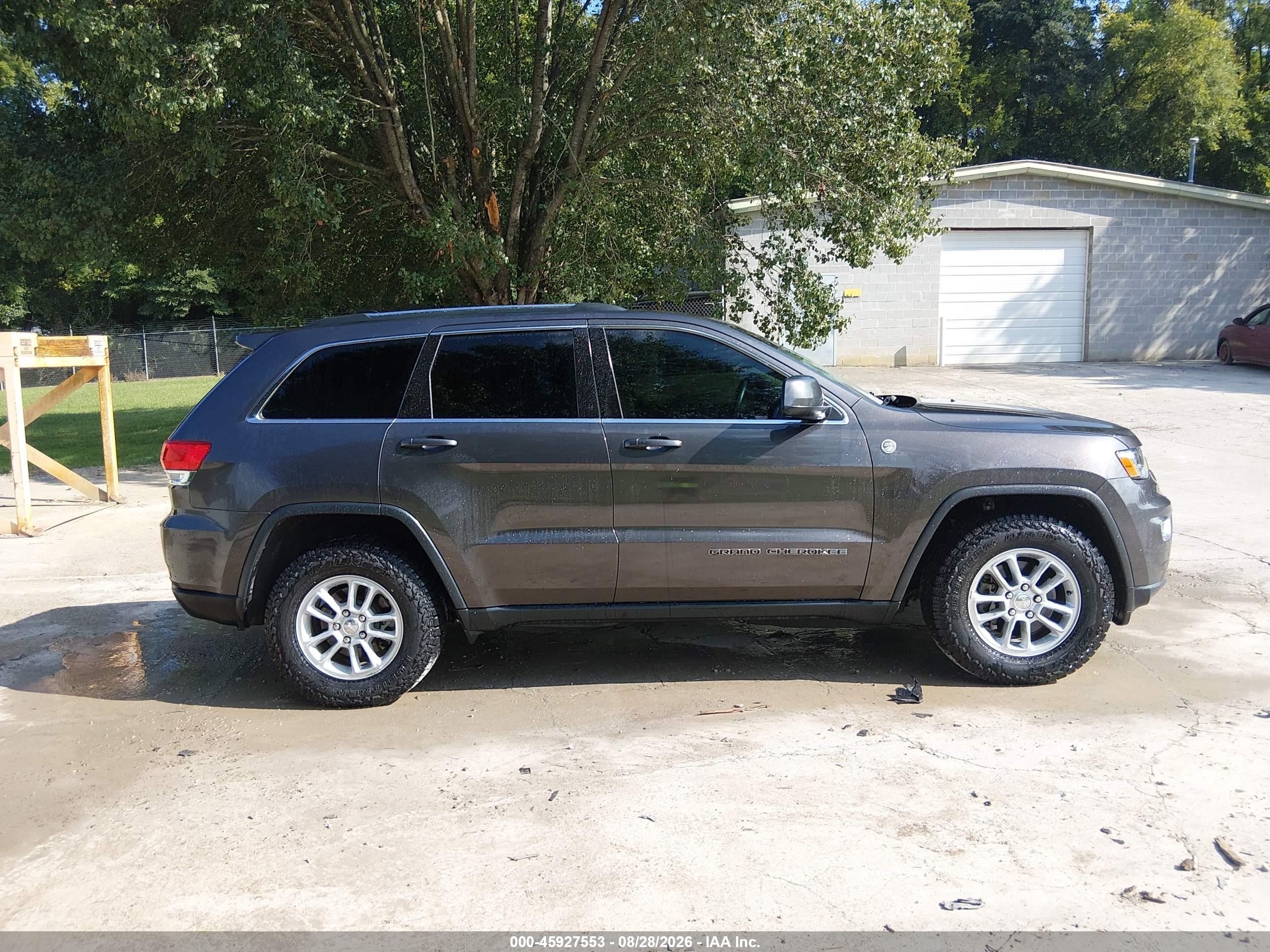 2018 Jeep Grand Cherokee Laredo E 4x4 Gray vin: 1C4RJFAG0JC420098