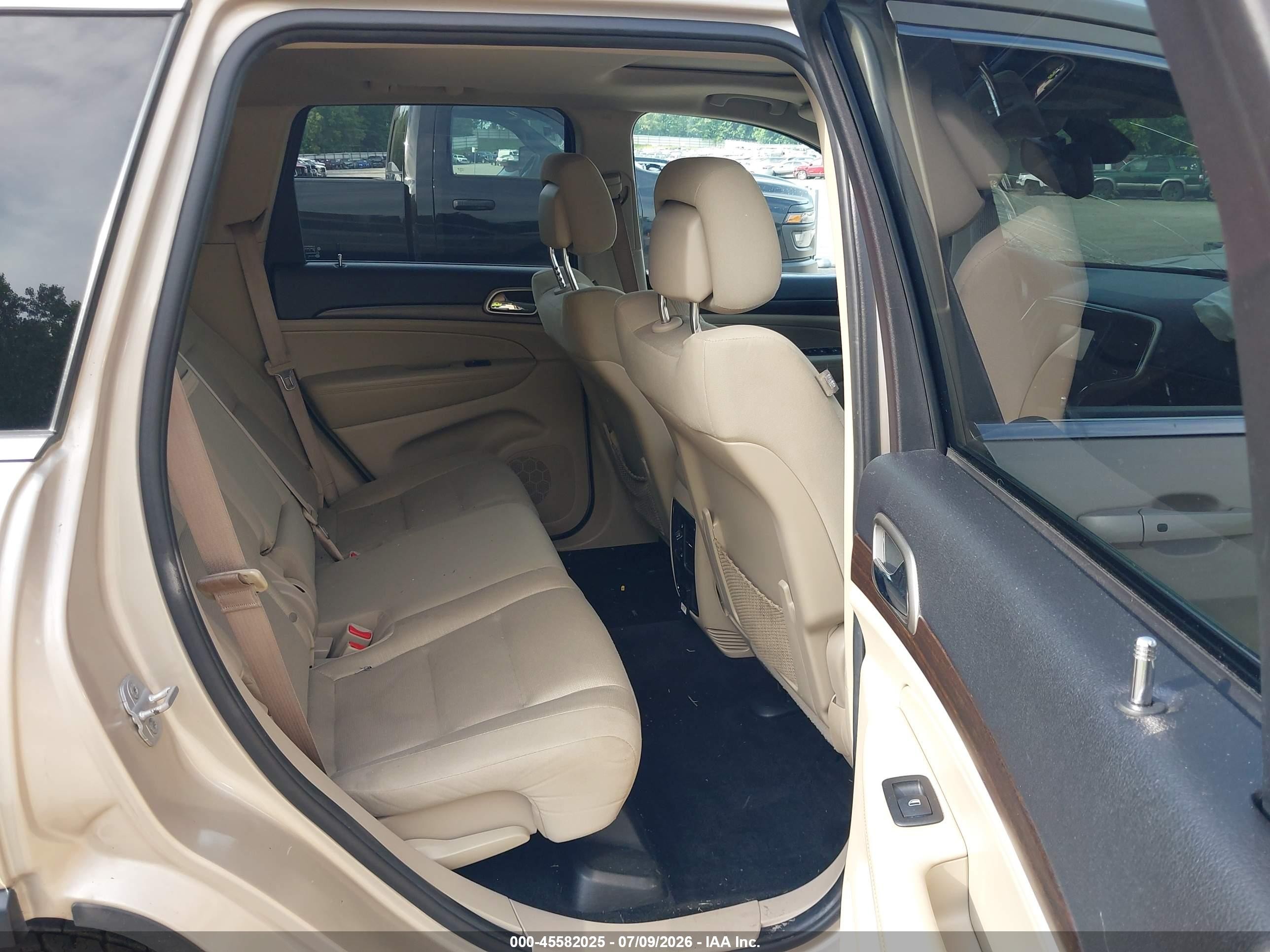 2014 Jeep Grand Cherokee Laredo Beige vin: 1C4RJFAG1EC268757