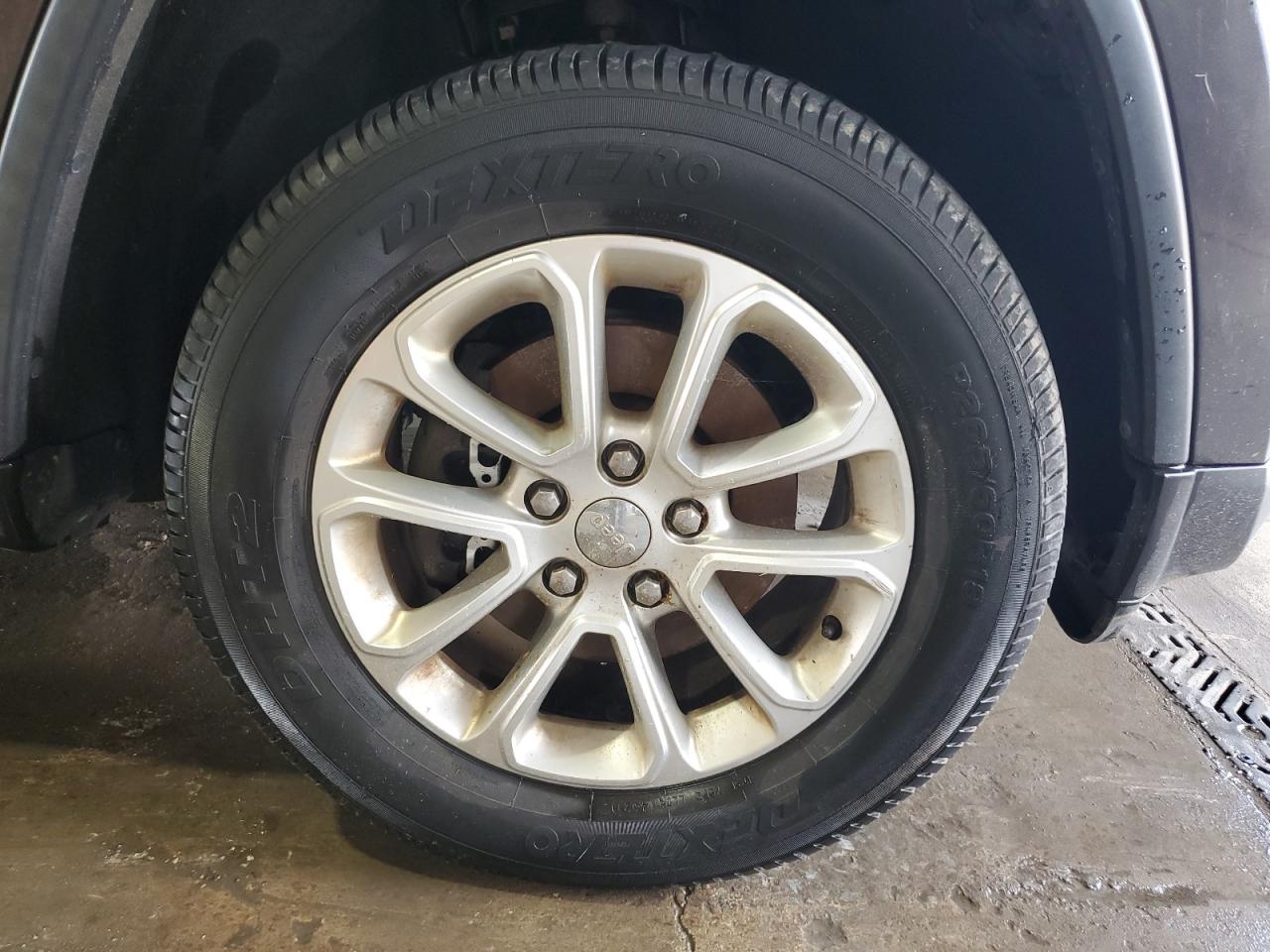 2015 Jeep Grand Cherokee Laredo Gray vin: 1C4RJFAG1FC212433 Damage: Right Front Tire, Worn, Replacement Required