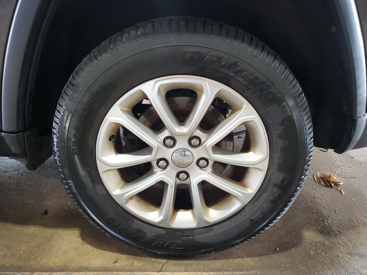 2015 Jeep Grand Cherokee Laredo Gray vin: 1C4RJFAG1FC212433 Damage: Left Rear Tire, Worn, Replacement Required
